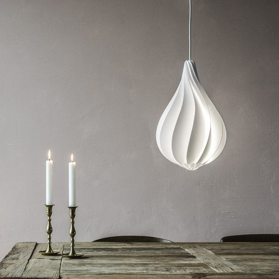 Eleganter Alva Lampenschirm von Umage, der stilvolles Licht und modernes Design in jeden Raum bringt.