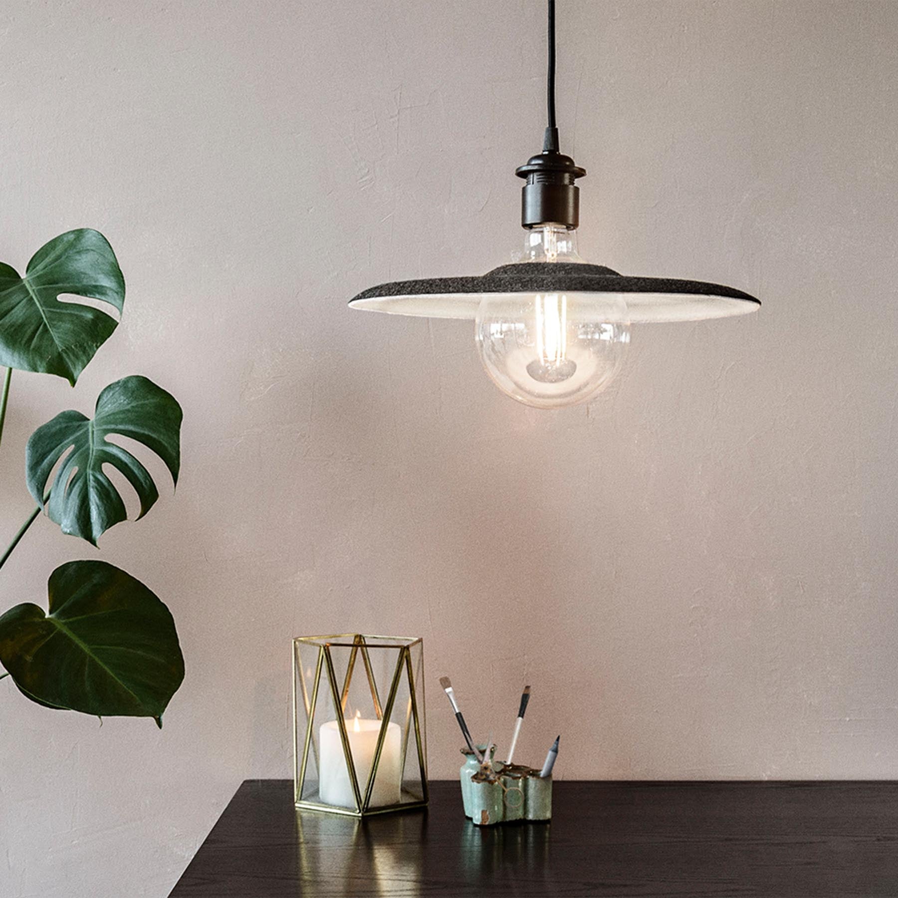 Eleganter Shade Felt Lampenschirm in Grau von Umage, ideal für stilvolle Beleuchtung und gemütliche Atmosphäre in jedem Raum.