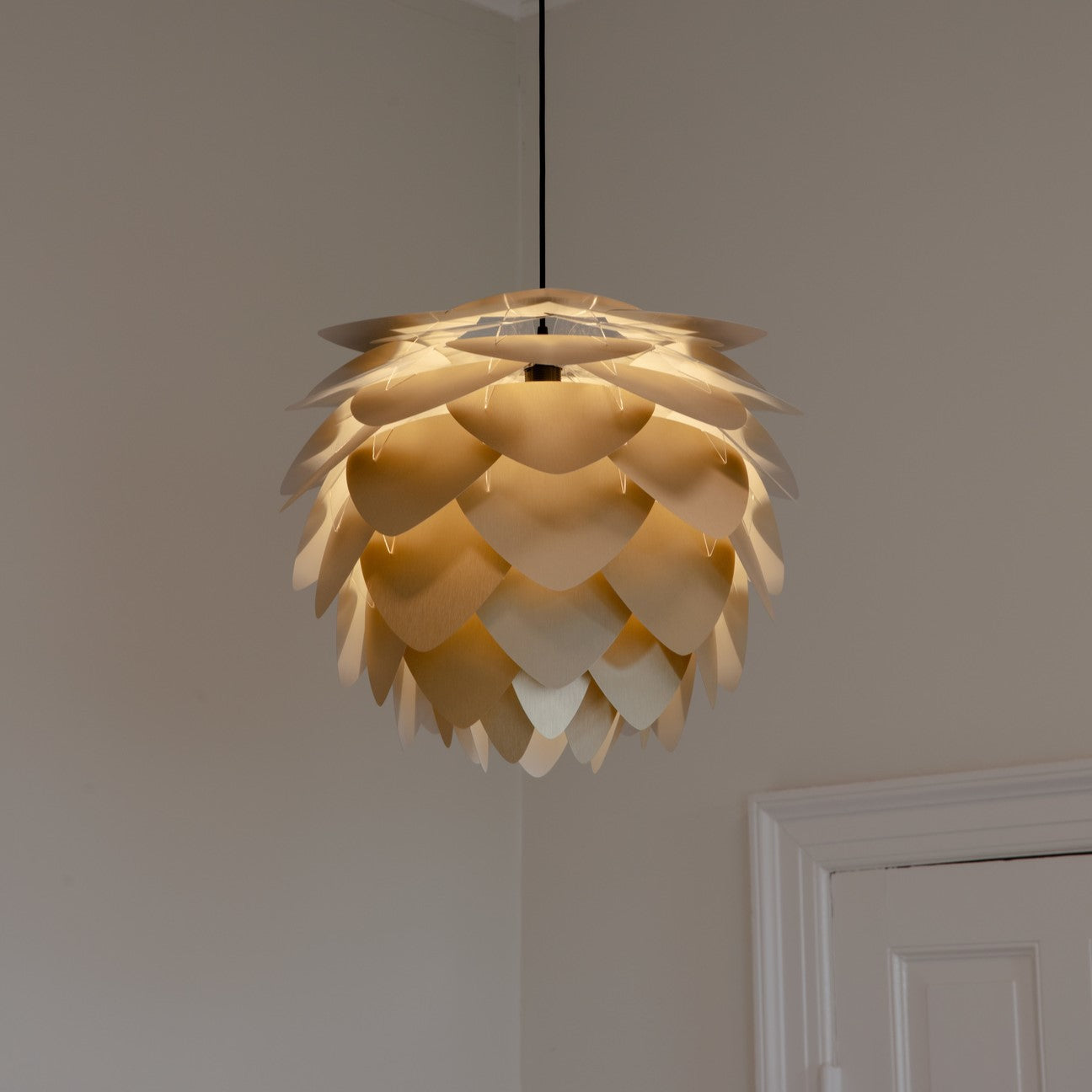 Eleganter Aluvia Medium Lampenschirm in Brushed Brass, ideal für stilvolle Beleuchtung und moderne Inneneinrichtung.
