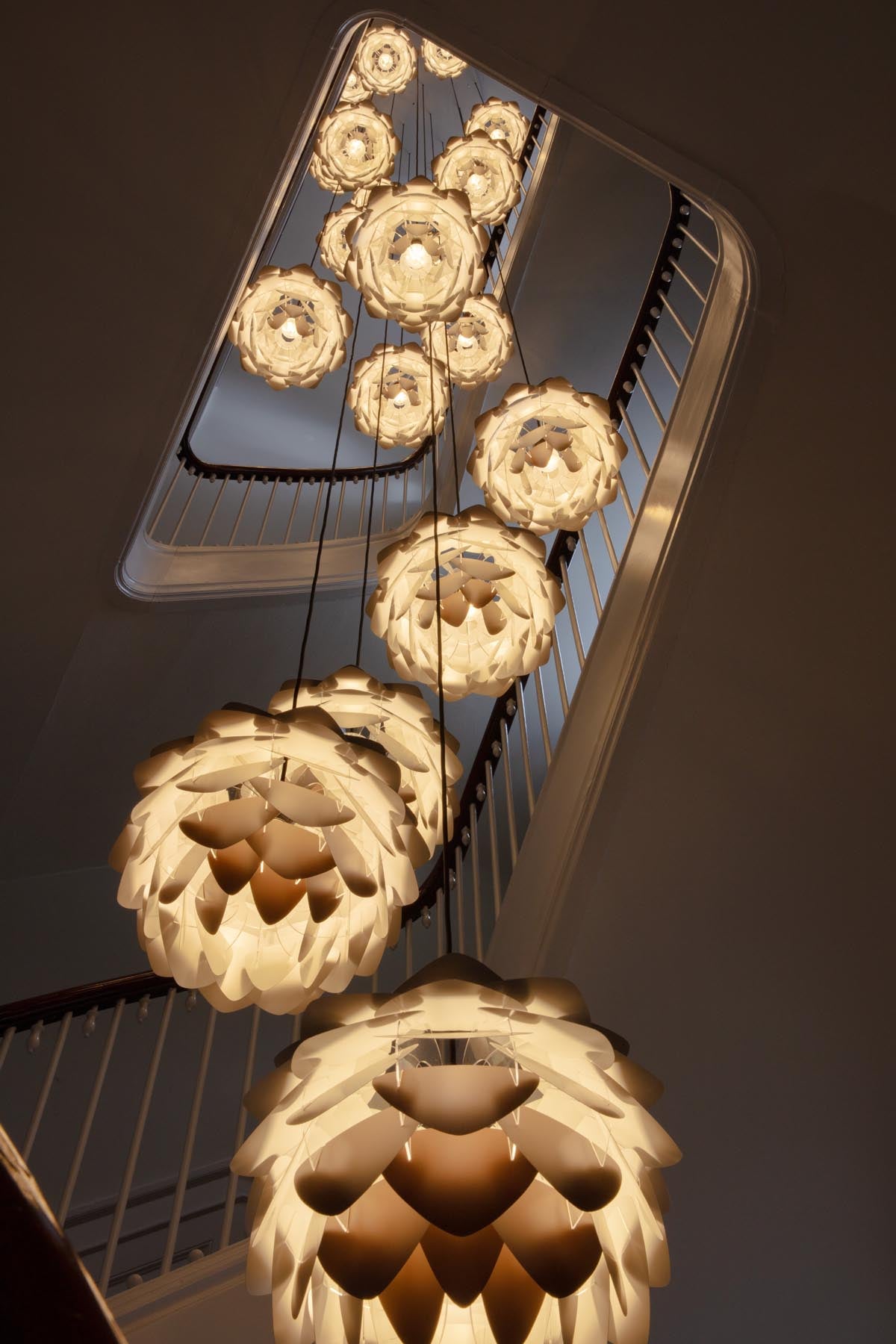 Eleganter Aluvia Medium Lampenschirm von Umage, der durch sein modernes Design und die feine Verarbeitung jeden Raum aufwertet.