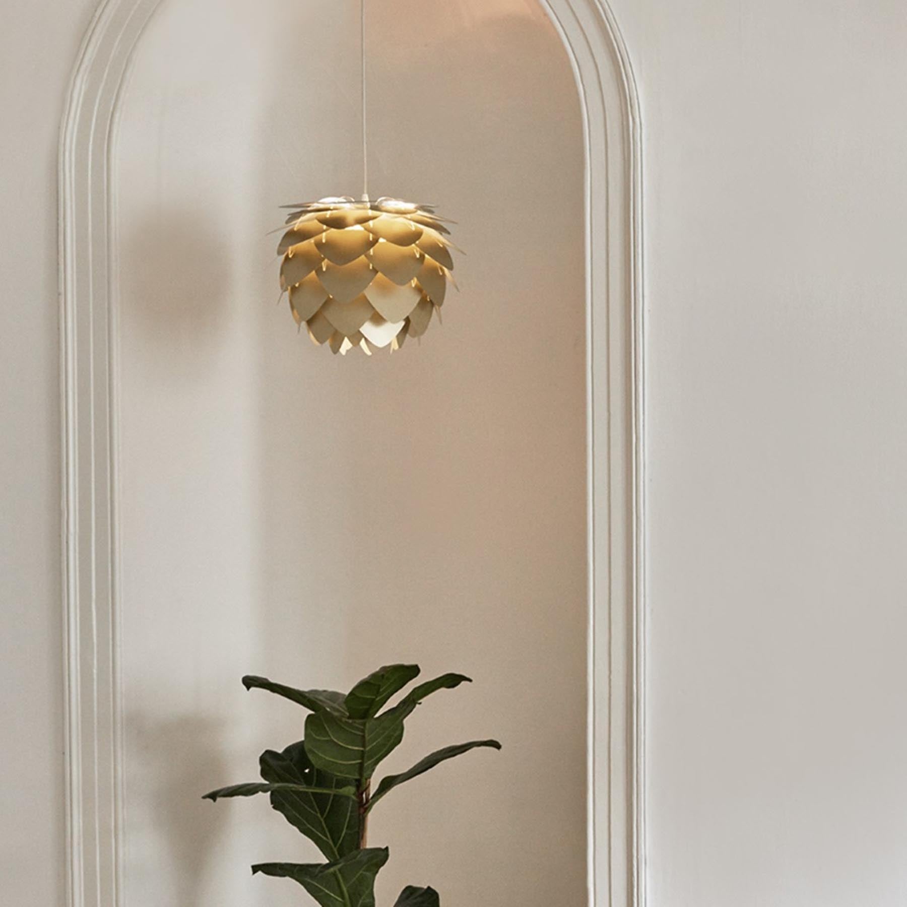 Eleganter Aluvia Mini Lampenschirm in leuchtendem Rubinrot, ideal für kreative Lichtakzente und modernes Wohnambiente.