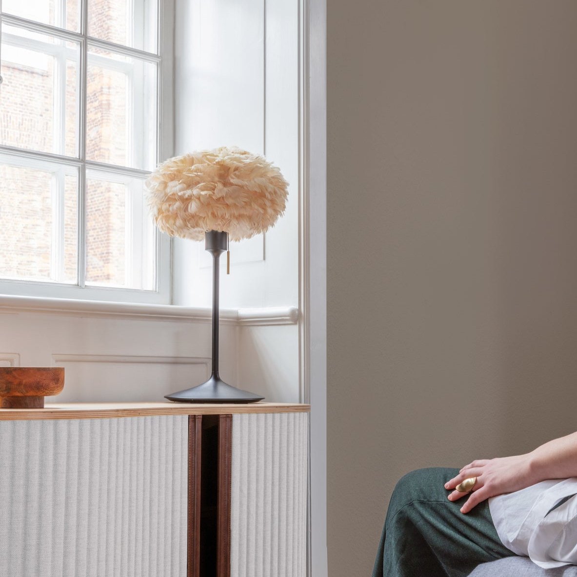 Eleganter Eos Lampenschirm von Umage in reinem Weiß, ideal für stilvolle Beleuchtung und ein harmonisches Wohnambiente.