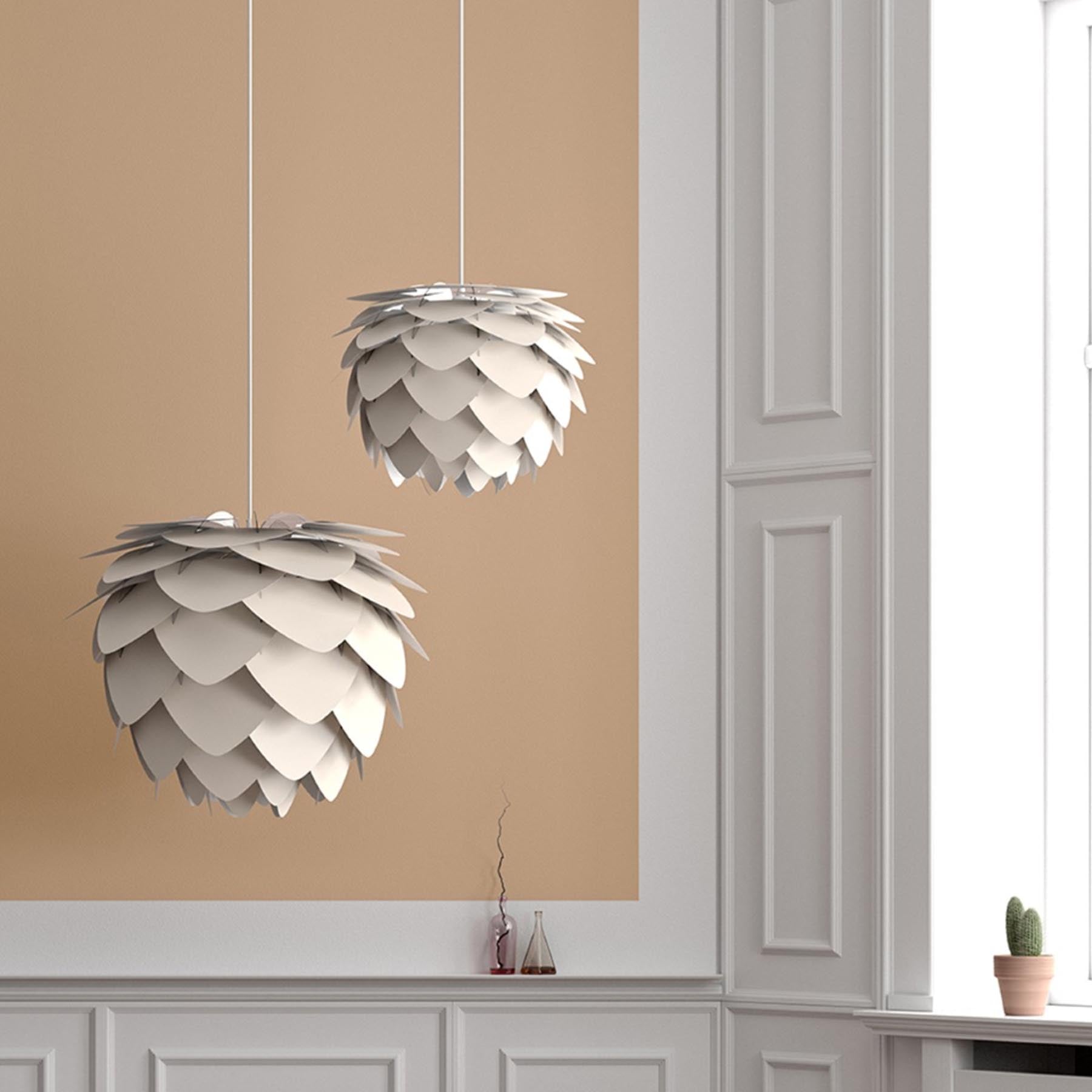 Eleganter Aluvia Medium Lampenschirm in Perlweiß, ideal für stilvolle Beleuchtung und moderne Inneneinrichtung von Umage.