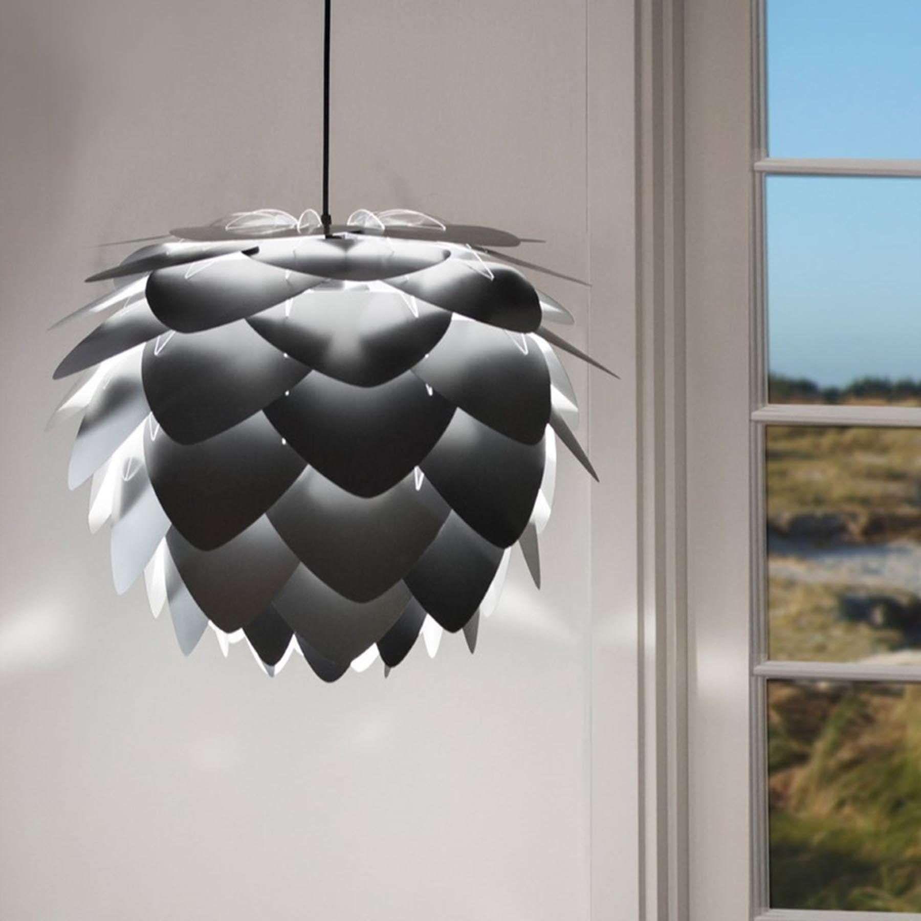 Eleganter Aluvia Medium Lampenschirm in stilvollem Anthrazit, ideal für moderne Wohnkonzepte und stimmungsvolle Beleuchtung.