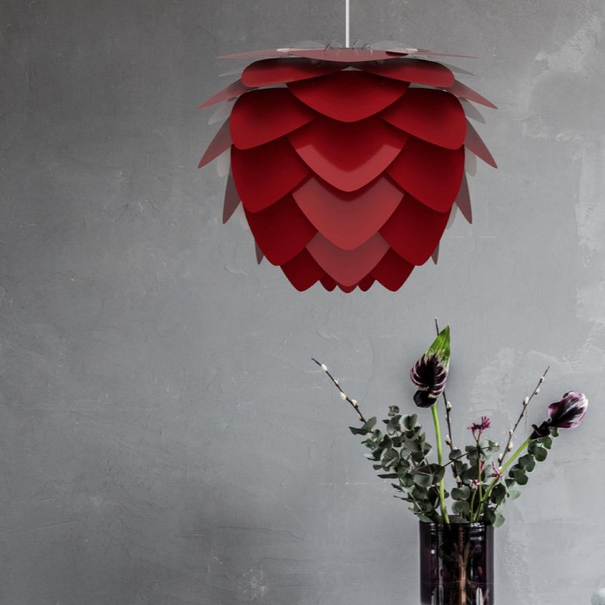Aluvia Medium Lampenschirm in Ruby Red präsentiert im Onlineshop von KAQTU Design AG. Lampenschirm ist von Umage