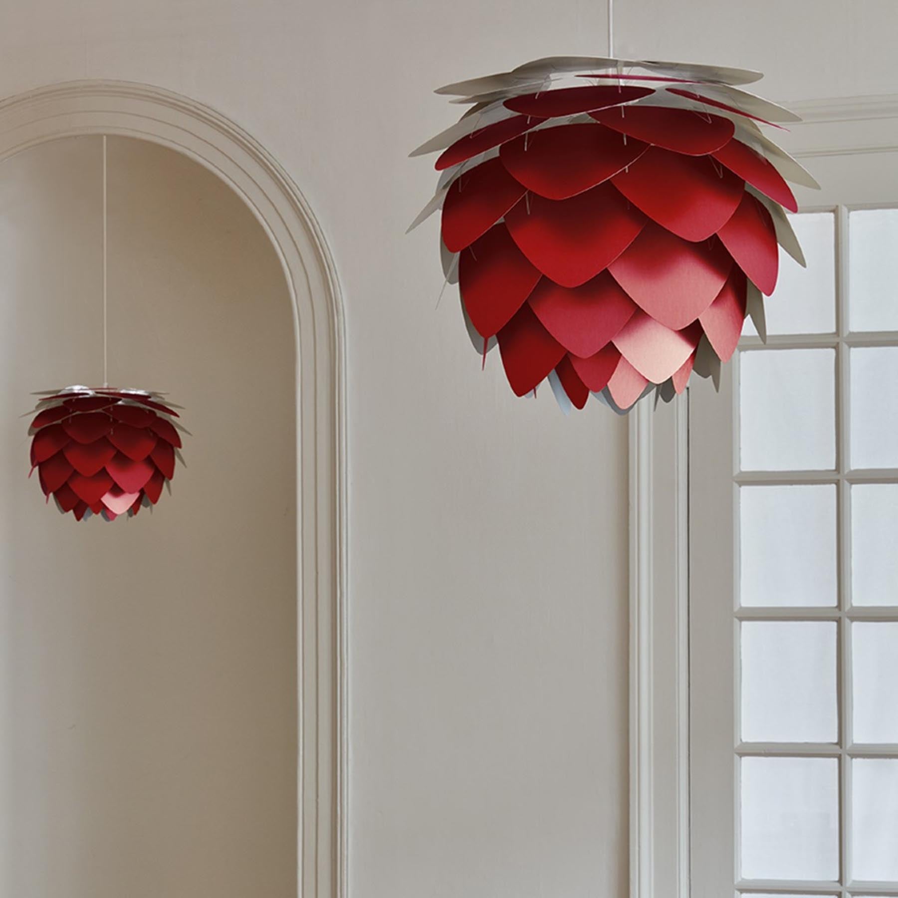 Eleganter Aluvia Mini Lampenschirm in leuchtendem Rubinrot, ideal für moderne Wohnräume und kreative Lichtgestaltungen.