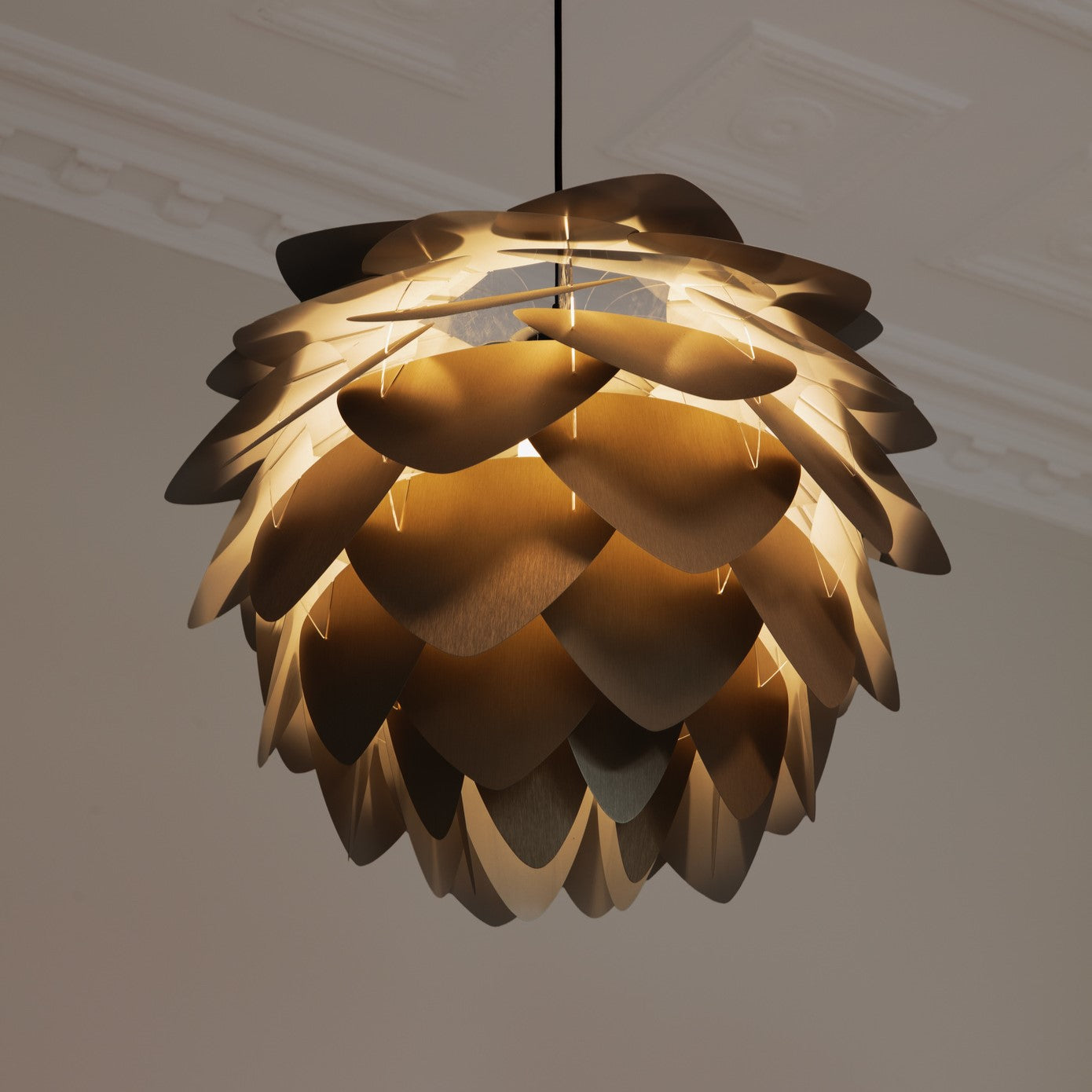 Eleganter Aluvia Medium Lampenschirm in Brushed Bronze, stilvoll inszeniert für modernes Wohndesign. Ideal für stimmungsvolle Beleuchtung.