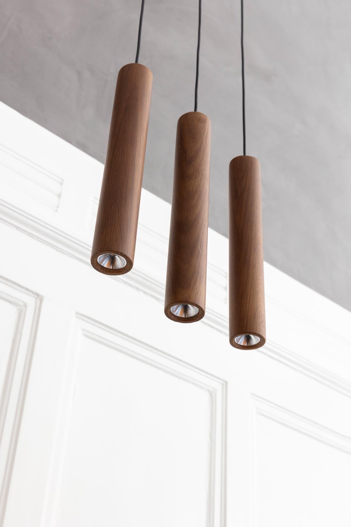 Moderne Chimes Pendellampe aus dunkler Eiche, perfekt für eine stilvolle Beleuchtung in jedem Raum, entworfen von Umage.