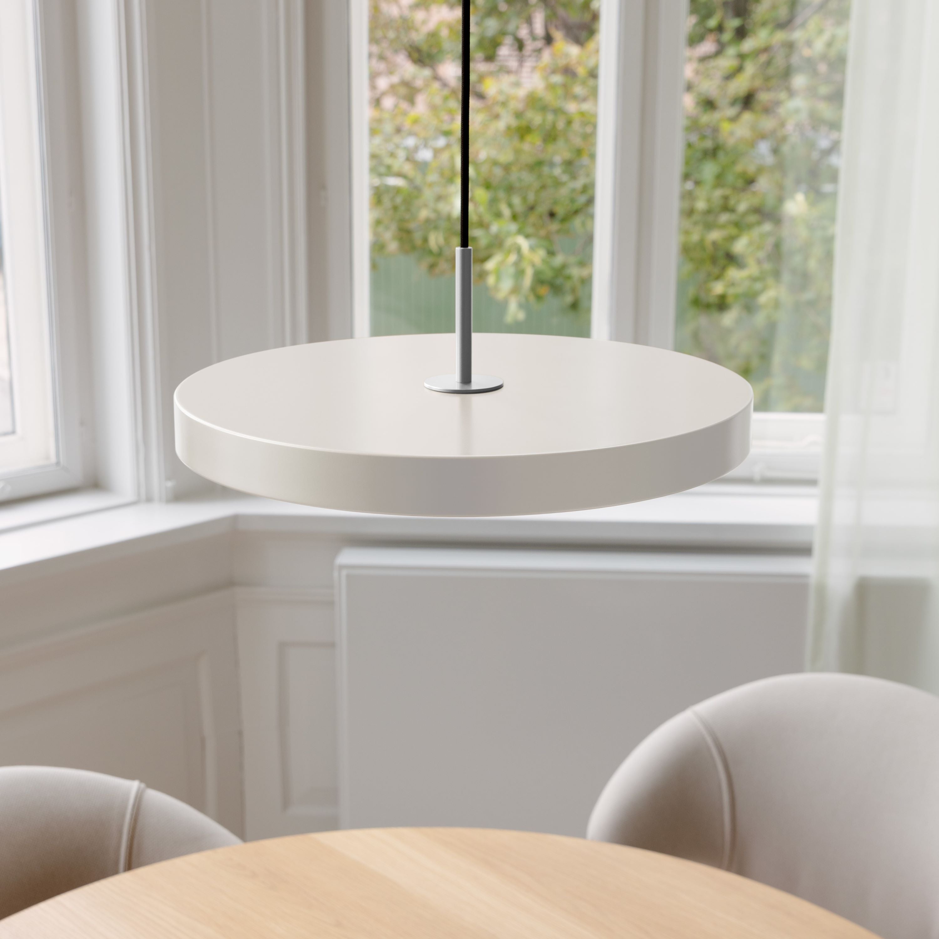 Elegante Asteria Medium Pendellampe in sanftem Pearl White, ideal für stilvolle Akzente in jedem Raum.
