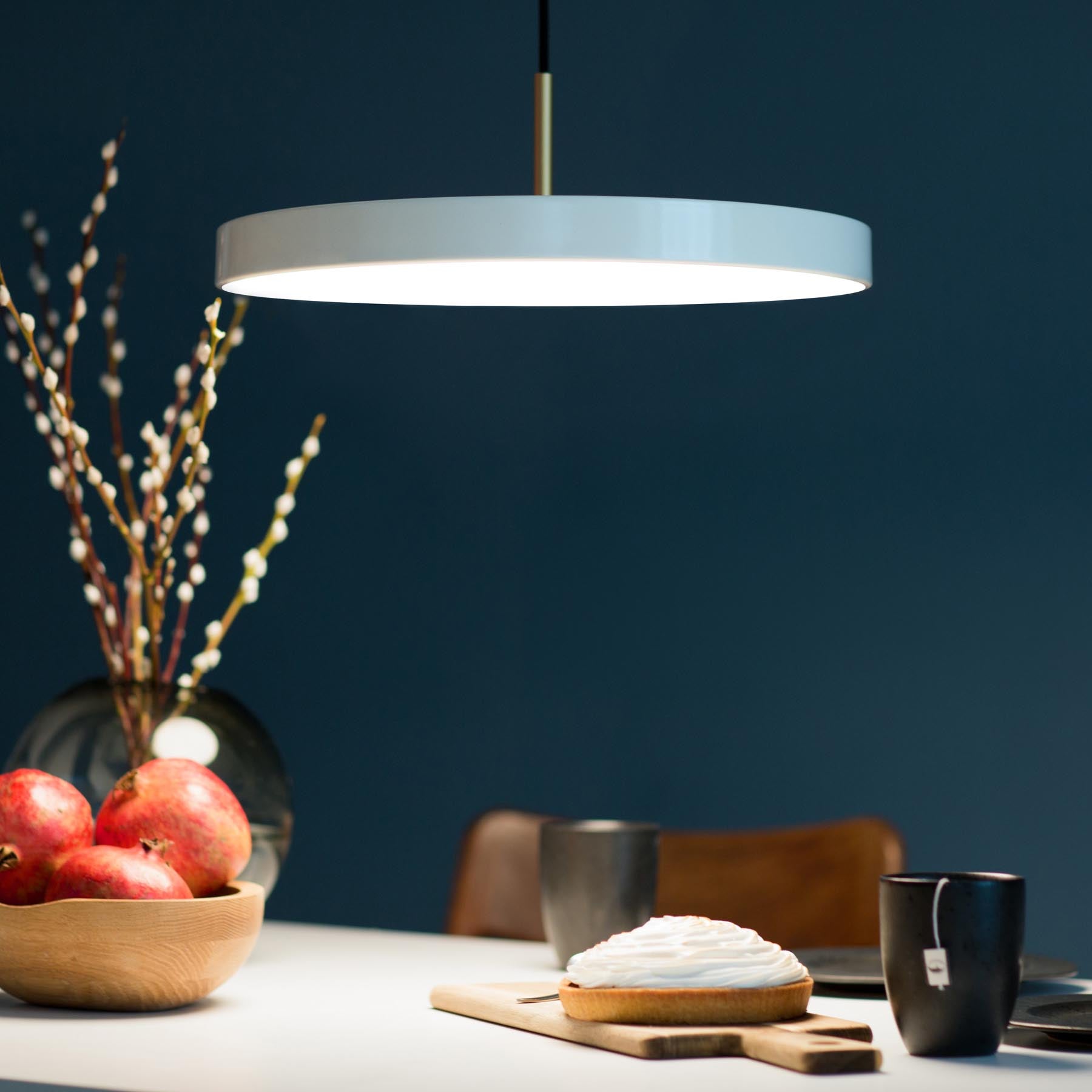 Moderne Asteria Medium Pendellampe in zartem Pearl White, perfekt für kreative Raumgestaltungen und gemütliche Lichtakzente.