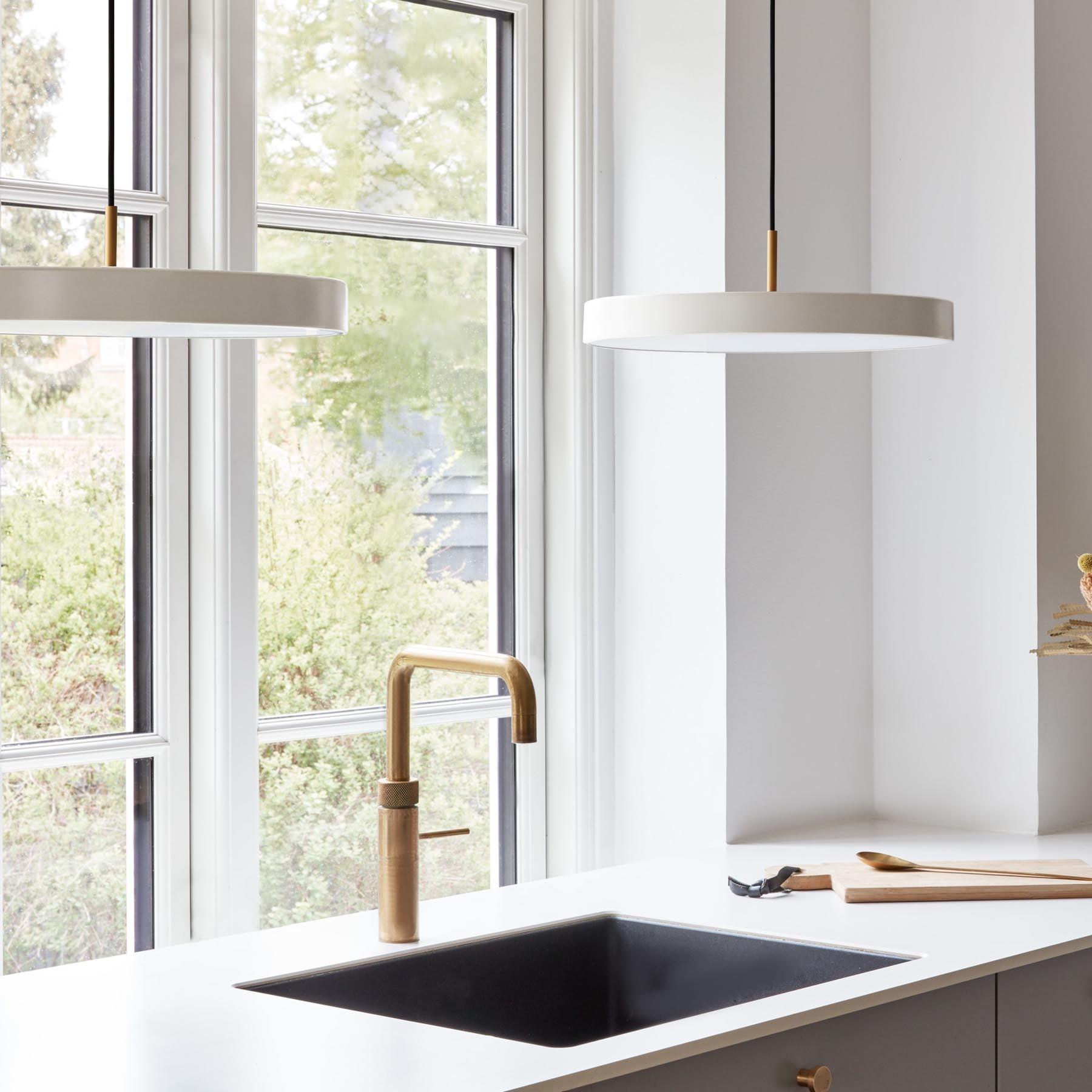 Elegante Asteria Medium Pendellampe in sanftem Pearl White, ideal für stilvolle Beleuchtung und harmonische Wohnräume.