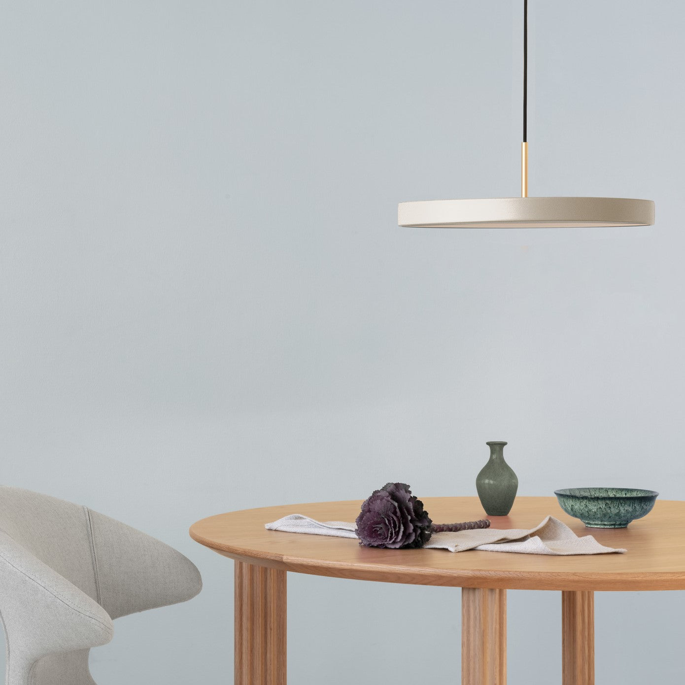 Moderne Asteria Medium Pendellampe in zartem Pearl White, perfekt für eine stilvolle Atmosphäre und geschmackvolle Inneneinrichtung.