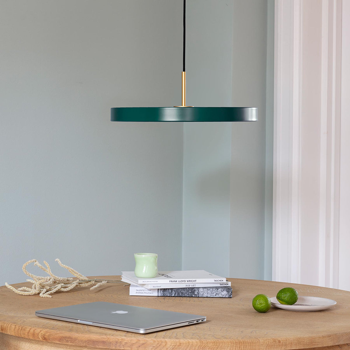 Weisse runde Pendelleuchte Asteria Medium von Umage aus Stahl, Aluminium und Acryl