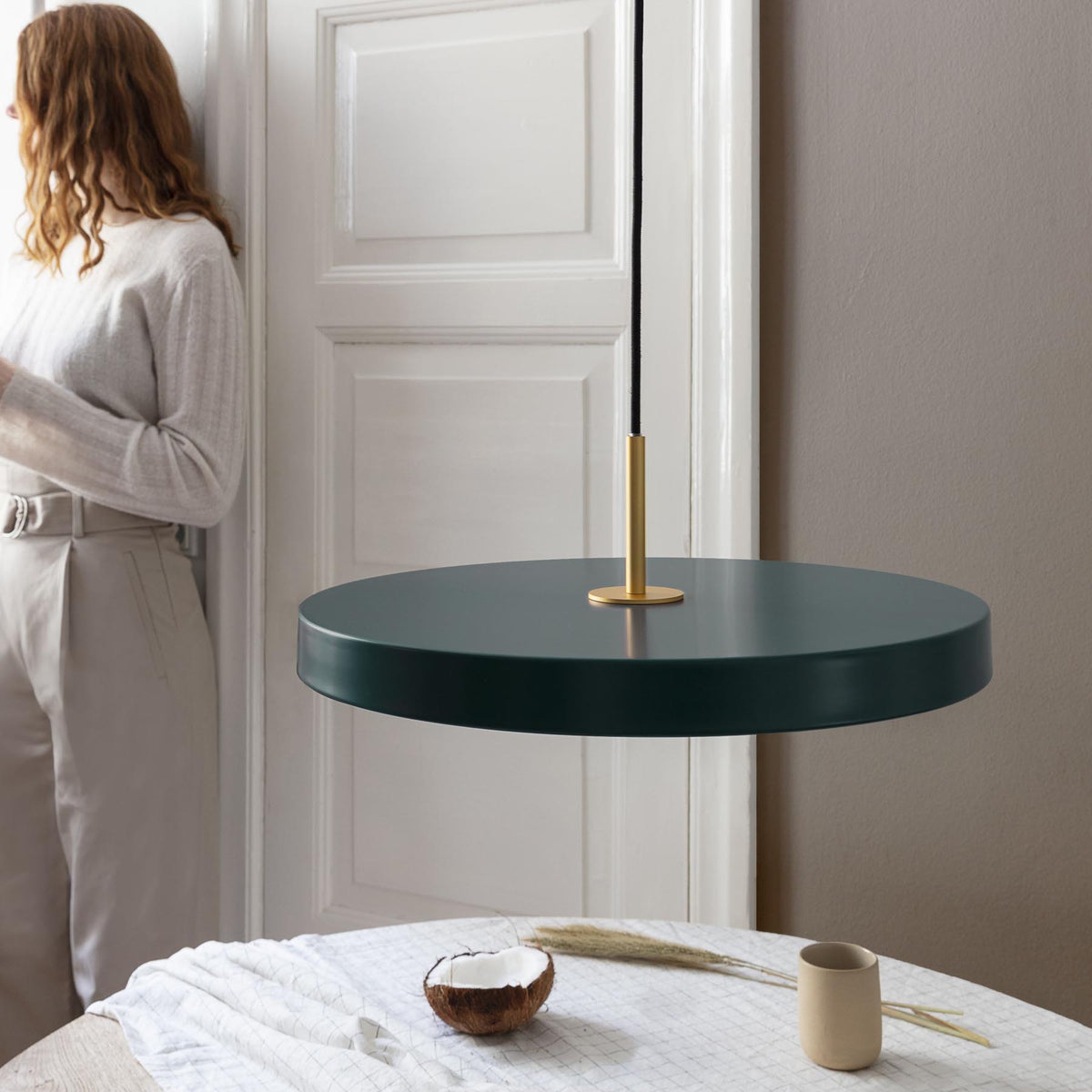 Weisse runde Pendelleuchte Asteria Medium von Umage aus Stahl, Aluminium und Acryl