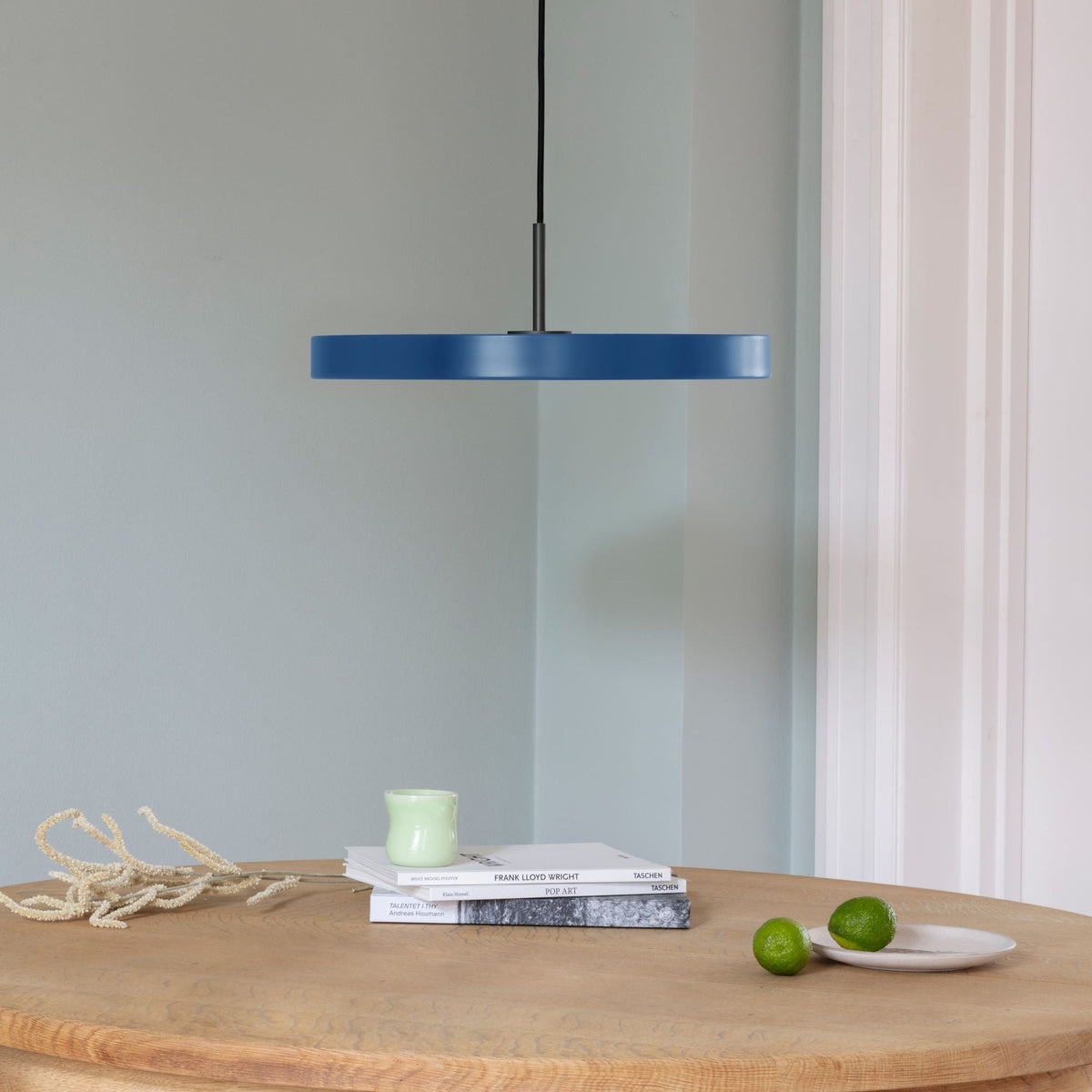Runde, flache Pendelleuchte Asteria von Umage mit weissem Diffusor und Messingdetail