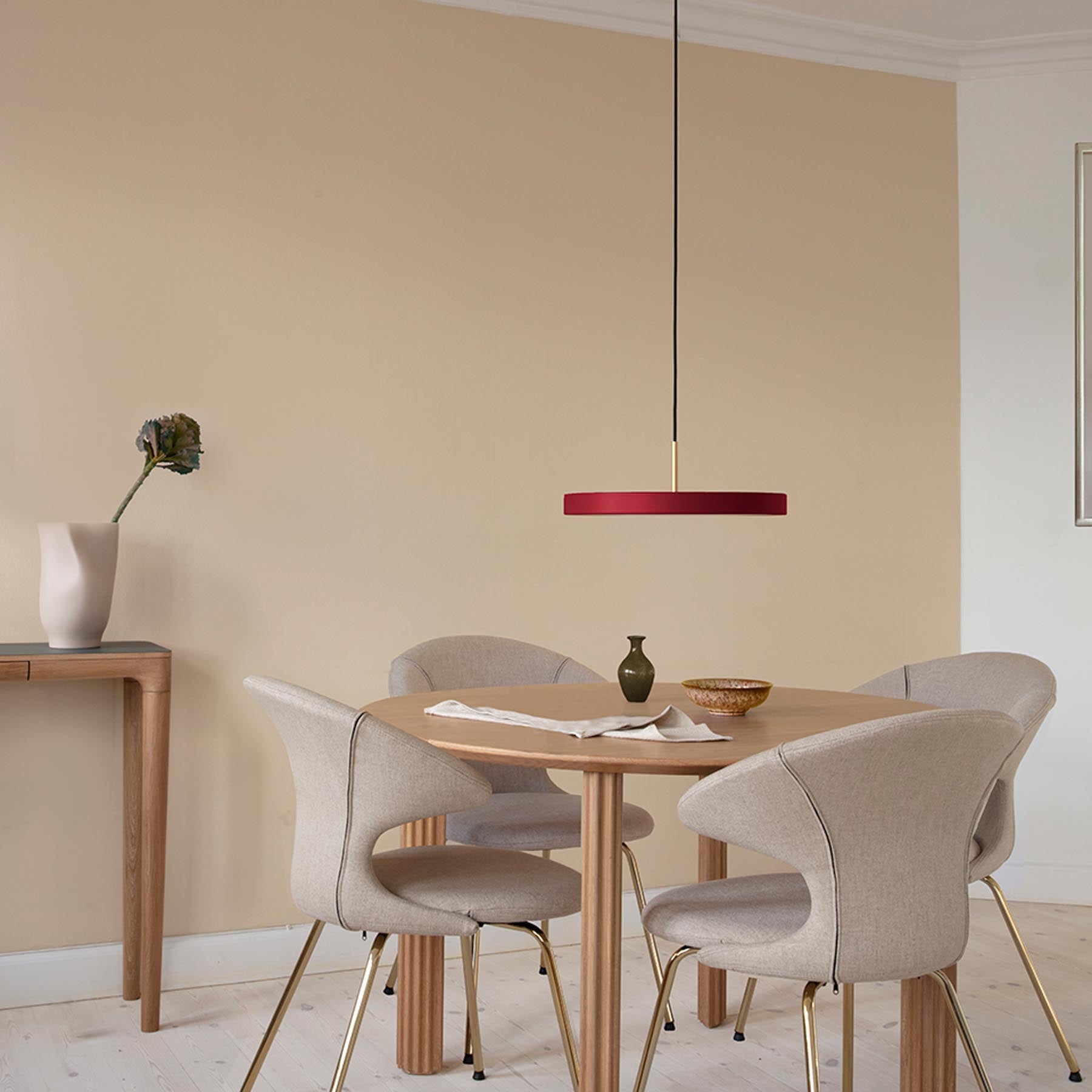 Elegante Asteria Medium Pendellampe in sattem Rubinrot, ideal für stimmungsvolle Beleuchtung und moderne Einrichtungselemente.
