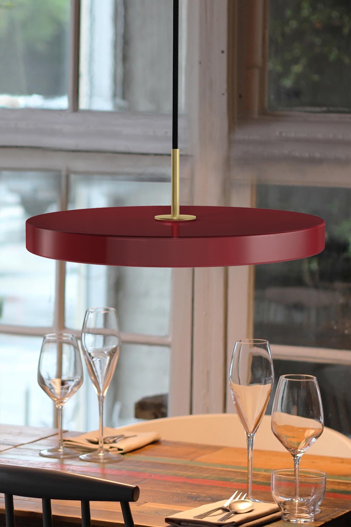 Stilvolle Asteria Medium Pendellampe in tiefem Rubinrot, perfekt für eine gemütliche Atmosphäre und zeitgemäße Inneneinrichtung.