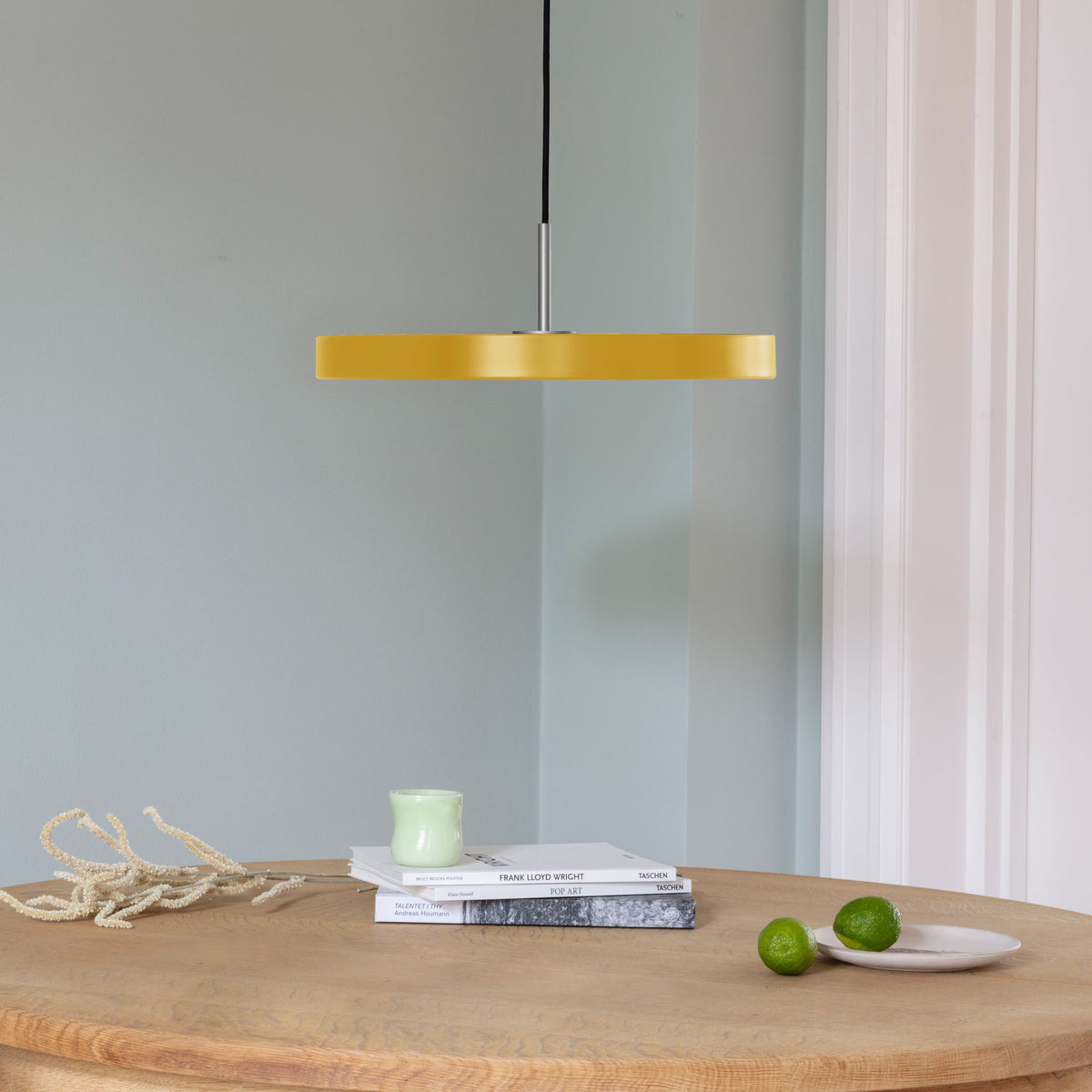 Runde, flache Pendelleuchte Asteria von Umage mit weissem Diffusor und Messingdetail