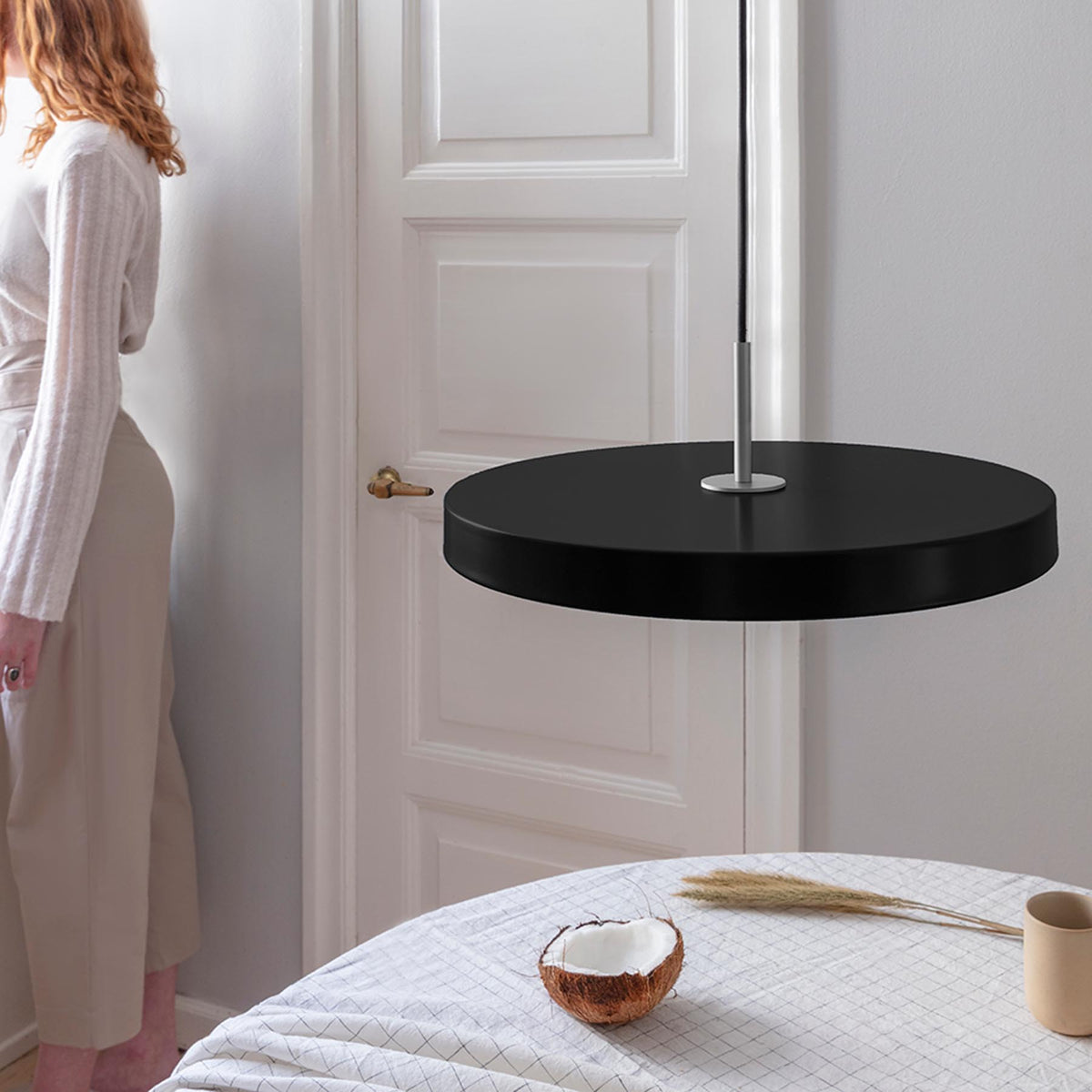 Weisse runde Pendelleuchte Asteria Medium von Umage aus Stahl, Aluminium und Acryl