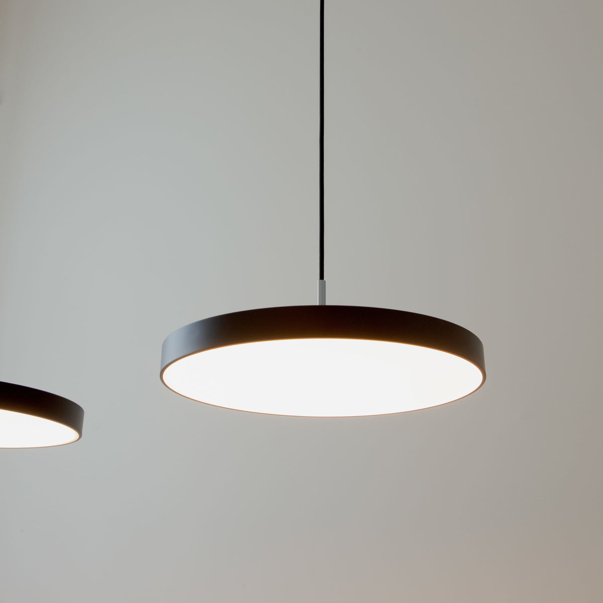 Weisse runde Pendelleuchte Asteria Medium von Umage aus Stahl, Aluminium und Acryl