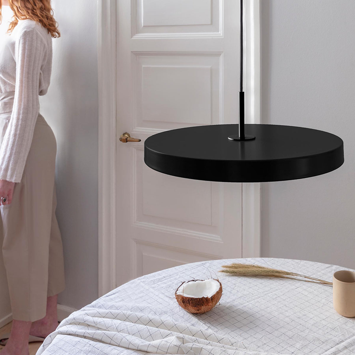 Weisse runde Pendelleuchte Asteria Medium von Umage aus Stahl, Aluminium und Acryl