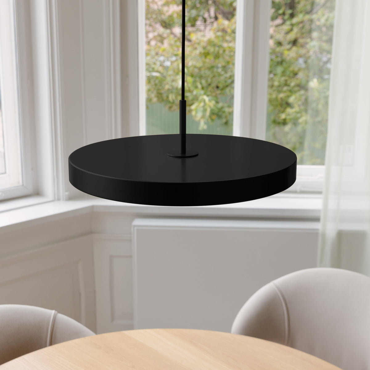 Weisse runde Pendelleuchte Asteria Medium von Umage aus Stahl, Aluminium und Acryl