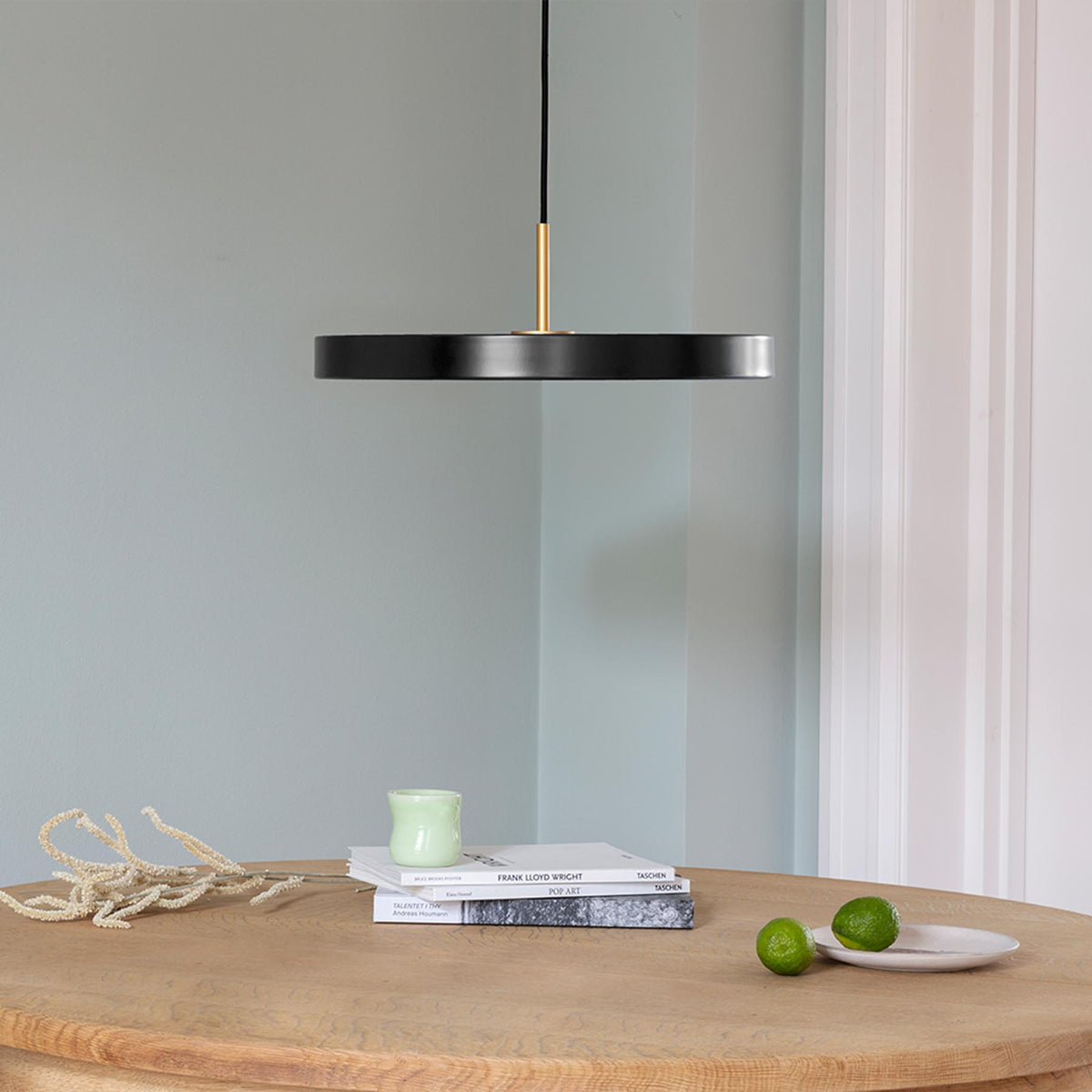 Weisse runde Pendelleuchte Asteria Medium von Umage aus Stahl, Aluminium und Acryl