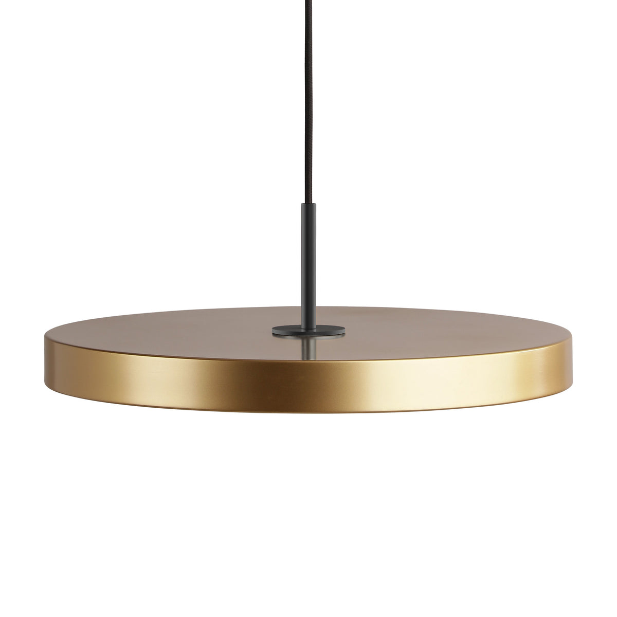 Runde, flache Pendelleuchte Asteria von Umage mit weissem Diffusor und Messingdetail