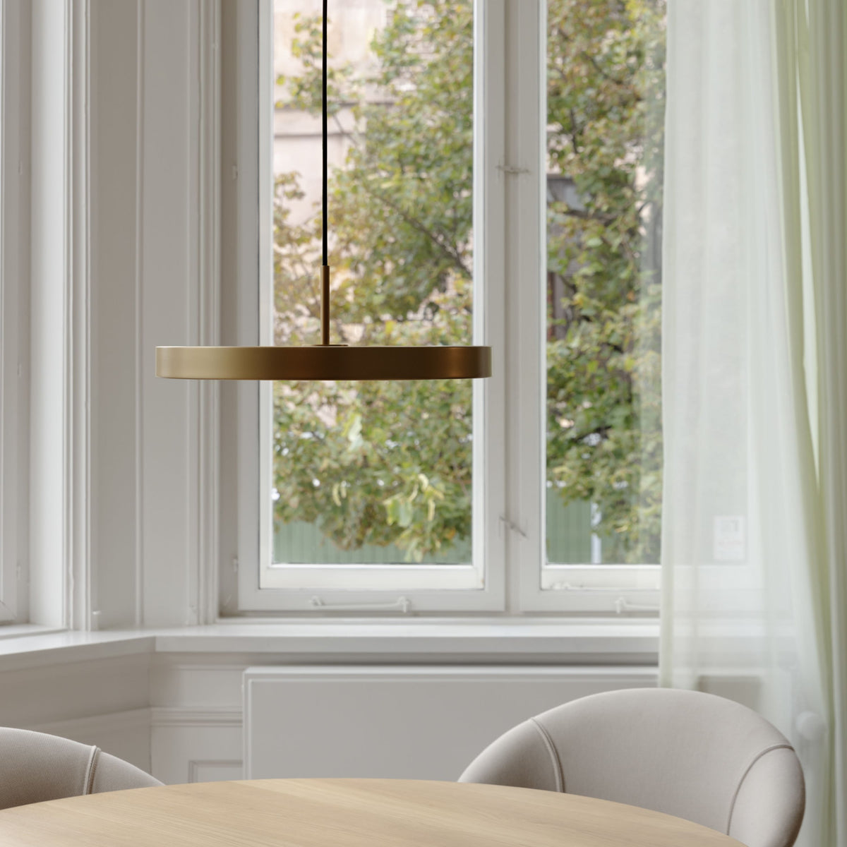 Weisse runde Pendelleuchte Asteria Medium von Umage aus Stahl, Aluminium und Acryl
