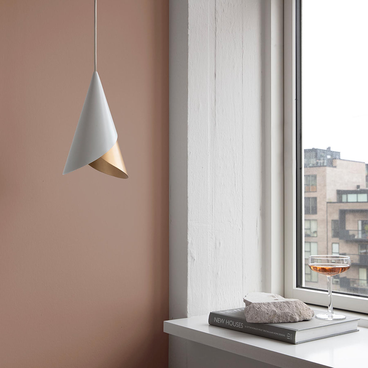 Cornet Lampenschirm in White/Brass präsentiert im Onlineshop von KAQTU Design AG. Lampenschirm ist von Umage