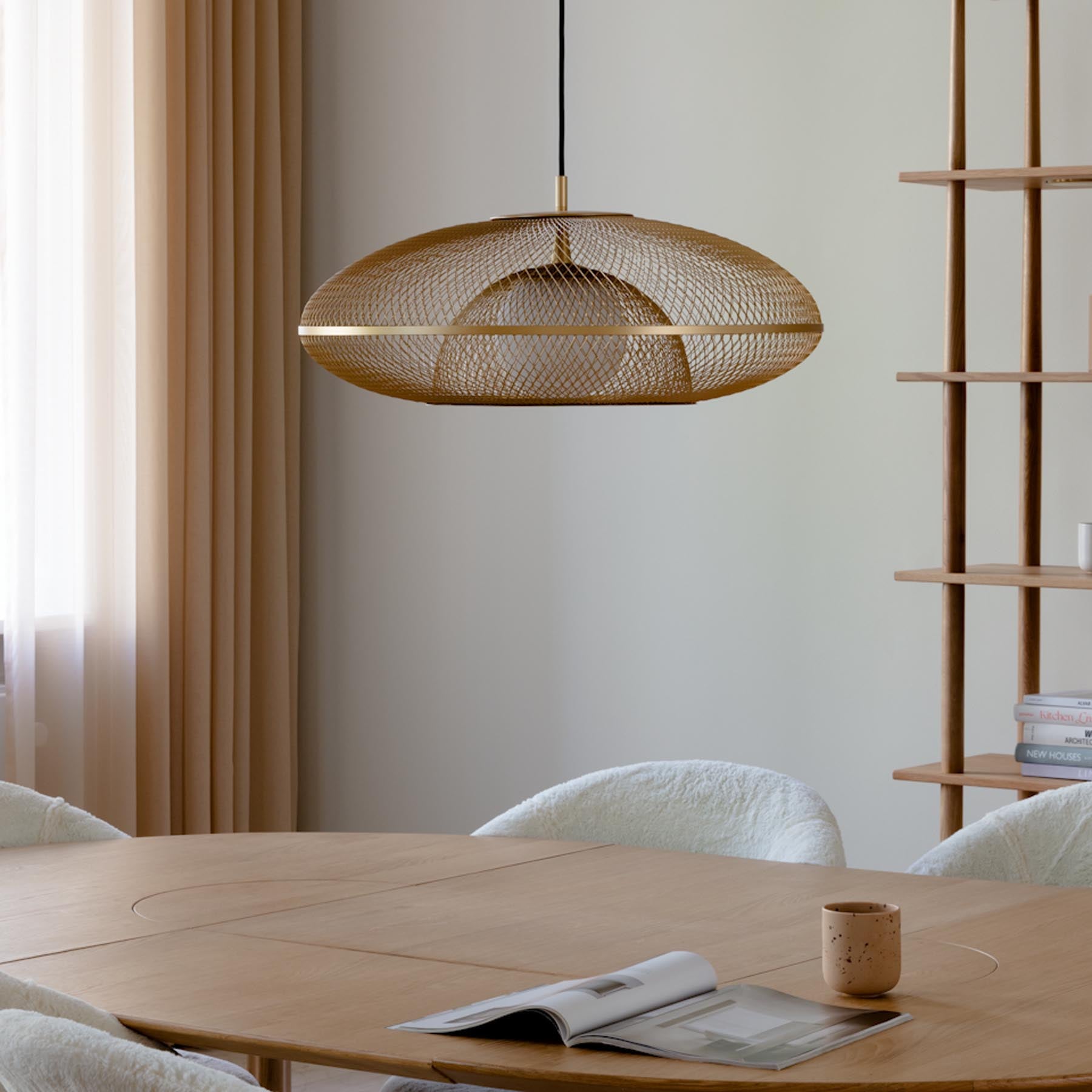 Eleganter Faraday Lampenschirm von Umage in stilvollem Messing, ideal für einladende Atmosphären und modernes Interieur.