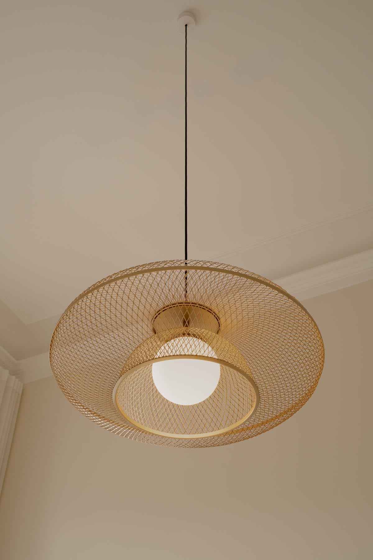 Eleganter Faraday Lampenschirm von Umage in hochwertigem Messing, ideal für stilvolle Akzente und gemütliche Lichtstimmungen.