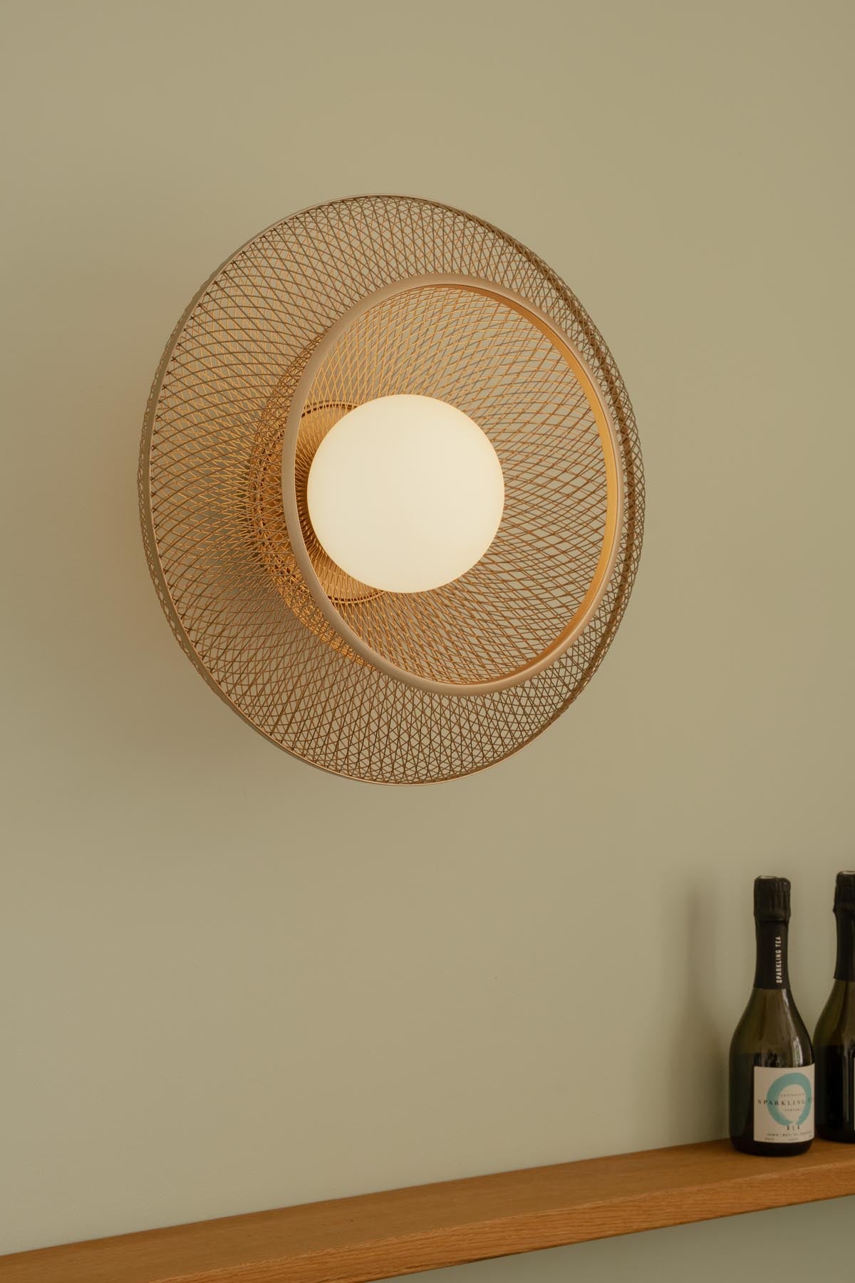 Elegante Faraday Up Wandleuchte von Umage in hochwertigem Messing, ideal für stilvolle Beleuchtung und Akzentuierung in Wohnräumen.