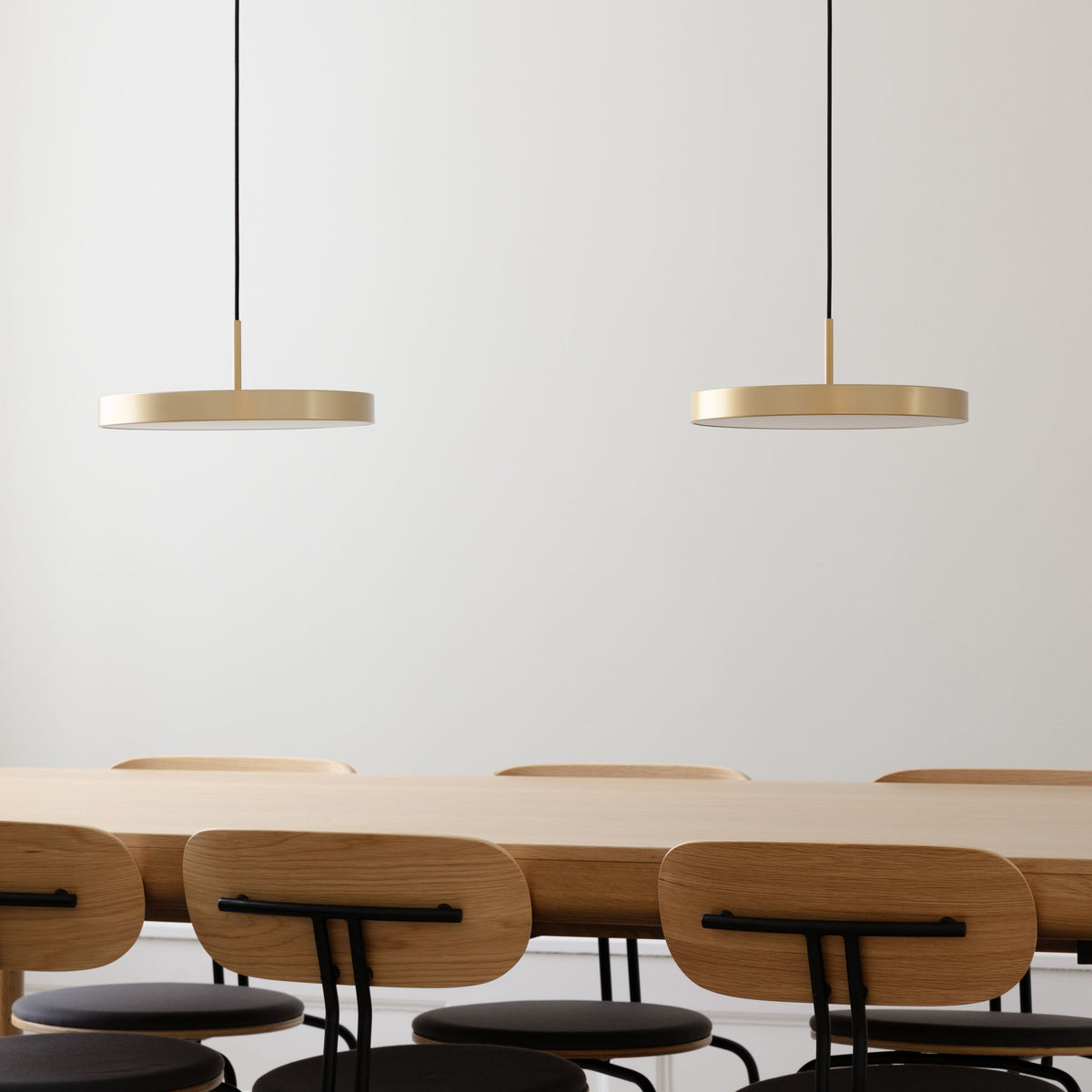Asteria Mini Pendellampe in Brass präsentiert im Onlineshop von KAQTU Design AG. Pendelleuchte ist von Umage