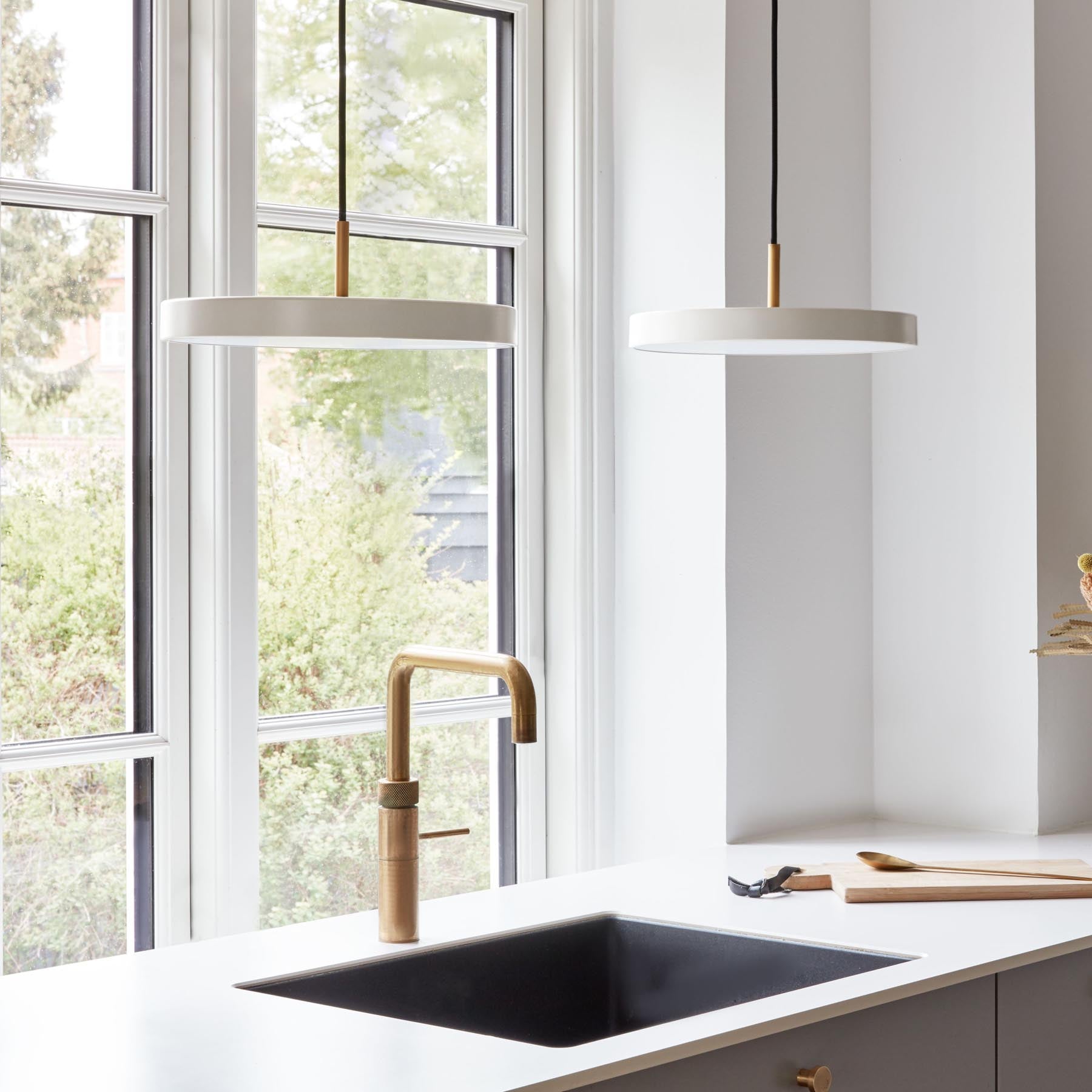 Asteria Medium Pendellampe in Pearl White präsentiert im Onlineshop von KAQTU Design AG. Pendelleuchte ist von Umage