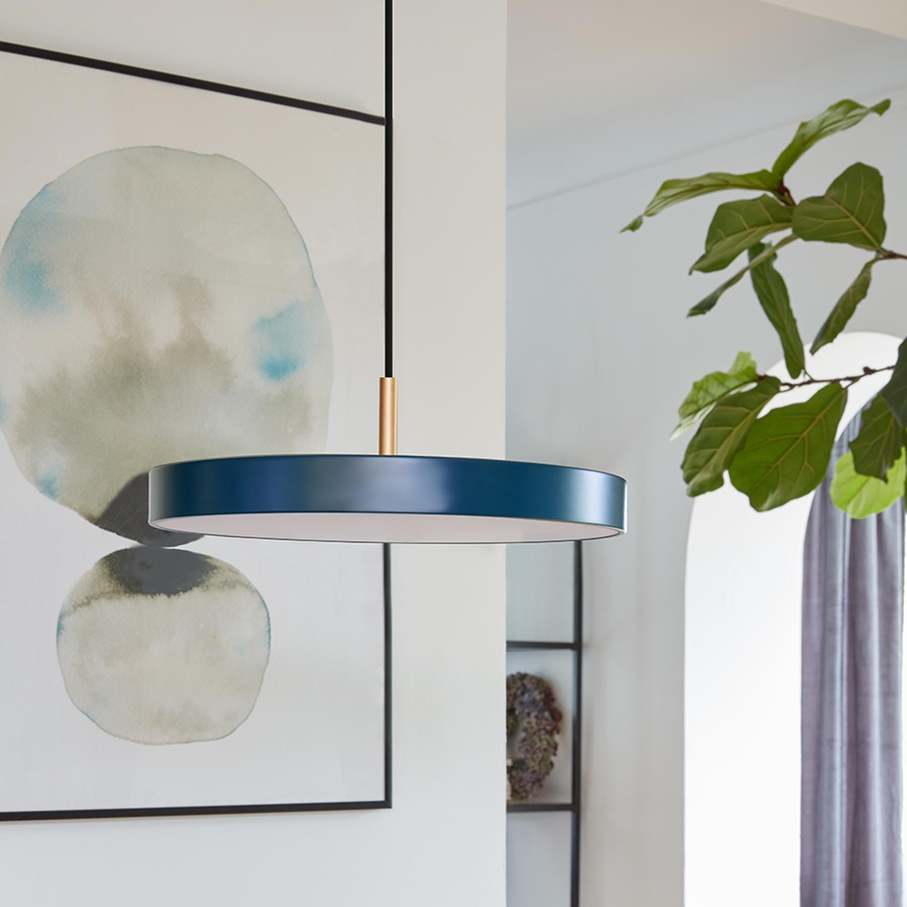Asteria Medium Pendellampe in Petrol Blue präsentiert im Onlineshop von KAQTU Design AG. Pendelleuchte ist von Umage