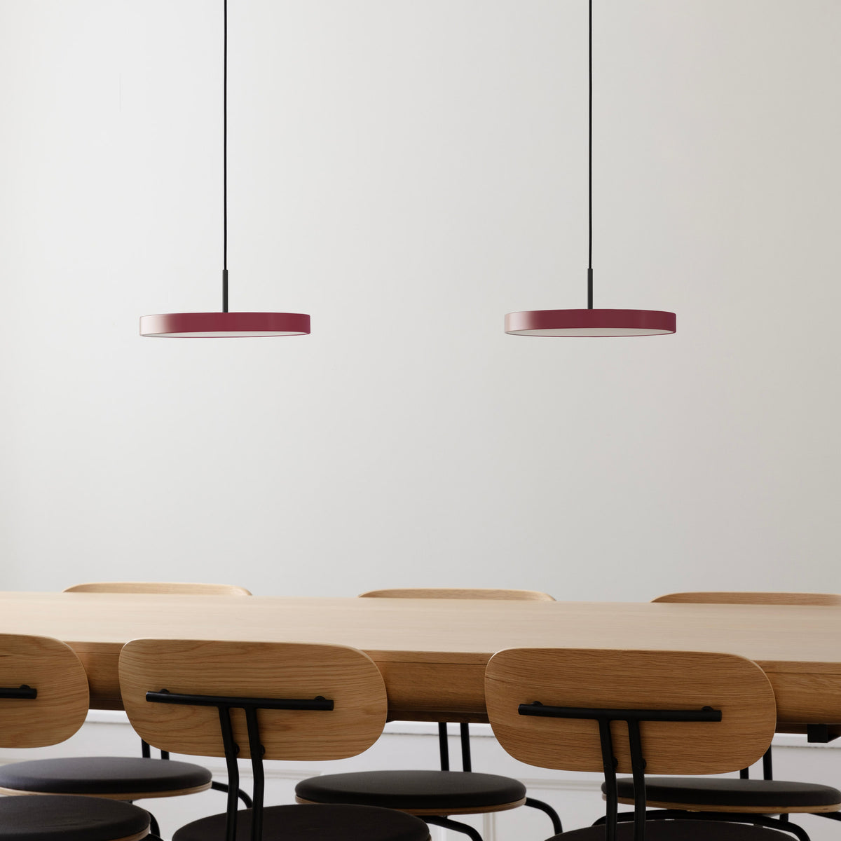 Asteria Mini Pendellampe in Ruby Red präsentiert im Onlineshop von KAQTU Design AG. Pendelleuchte ist von Umage