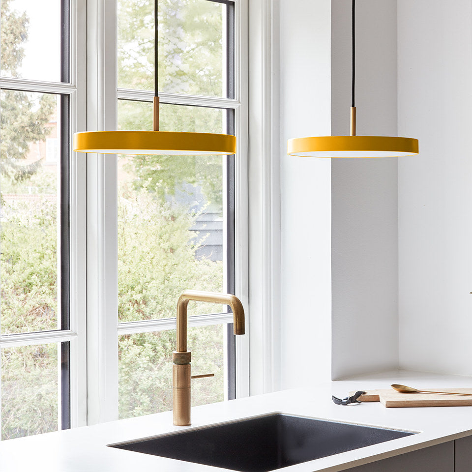 Asteria Mini Pendellampe in Saffron Yellow präsentiert im Onlineshop von KAQTU Design AG. Pendelleuchte ist von Umage