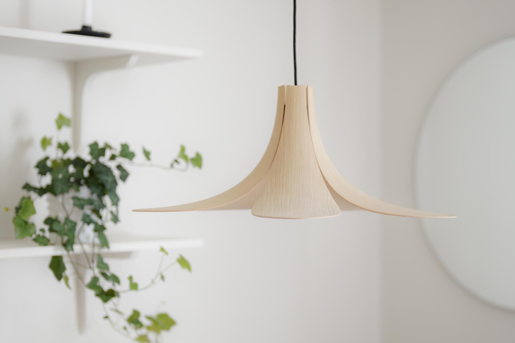 Eleganter Lampenschirm im Jazz-Stil von Umage, der mit seiner Holzoptik eine warme und einladende Stimmung in jeden Raum zaubert.