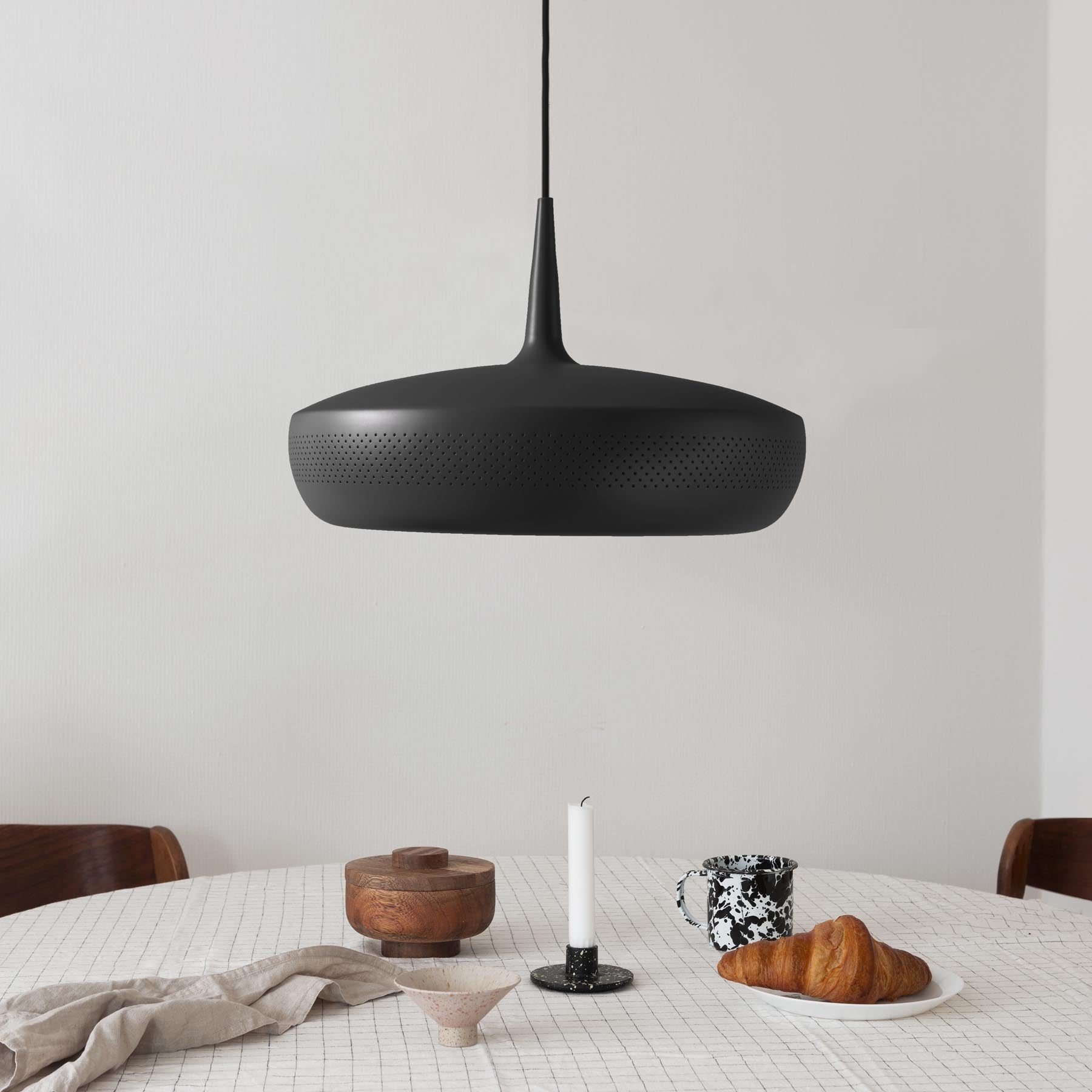 Eleganter Clava Dine Lampenschirm in Schwarz, ideal für stilvolle Pendelleuchten, präsentiert von Umage für modernes Wohndesign.