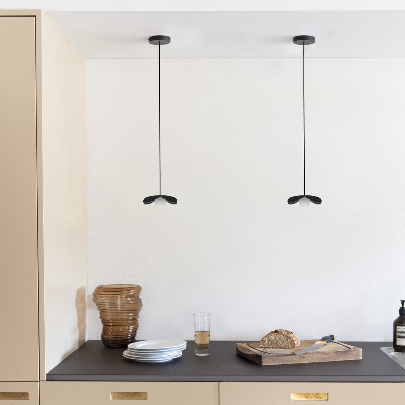 Stilvoller Lampenschirm "Forget Me Not" von Umage in zeitlosem Schwarz, perfekt für eine gemütliche Atmosphäre und modernes Interieur.