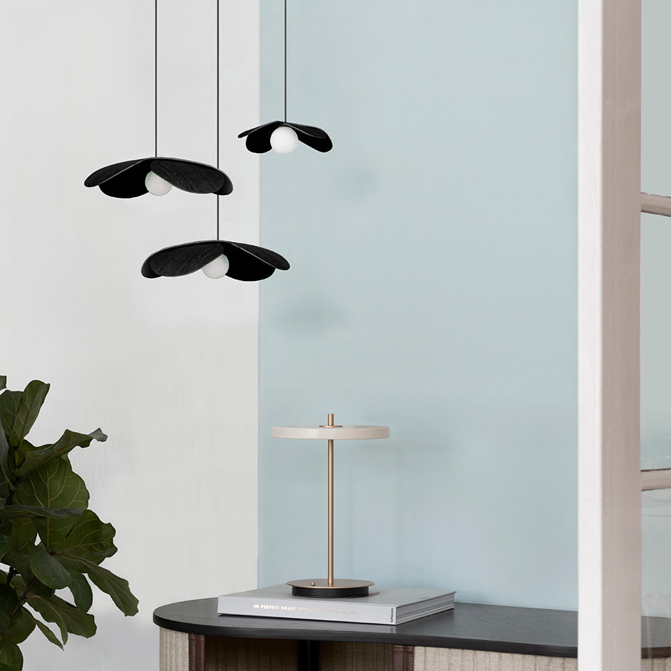 Eleganter Lampenschirm "Forget Me Not" von Umage in klassischem Schwarz, ideal für stimmungsvolle Beleuchtung und modernes Design.