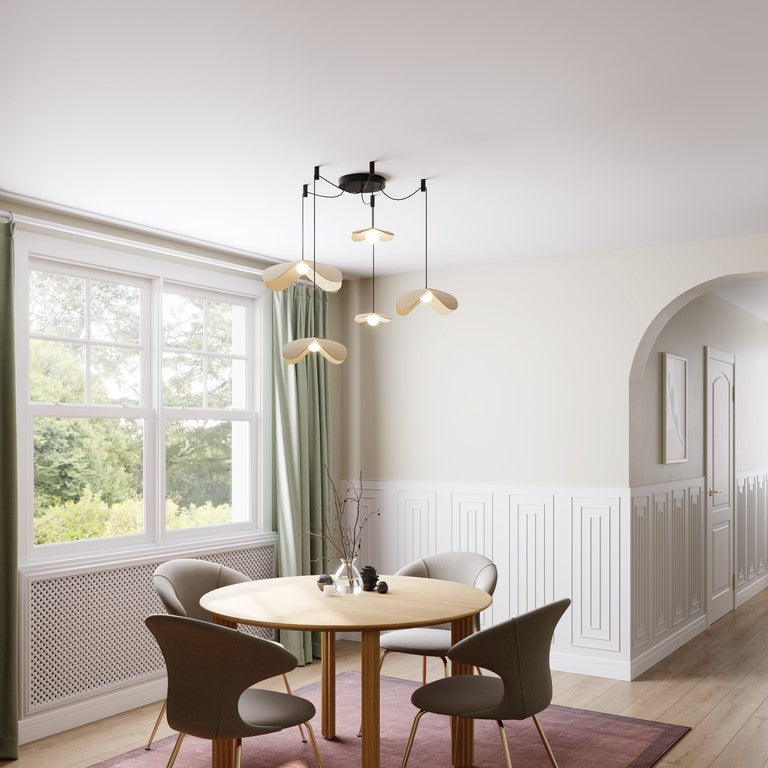Eleganter Forget Me Not Lampenschirm von Umage, der mit seinem floralen Design eine warme und einladende Atmosphäre schafft.