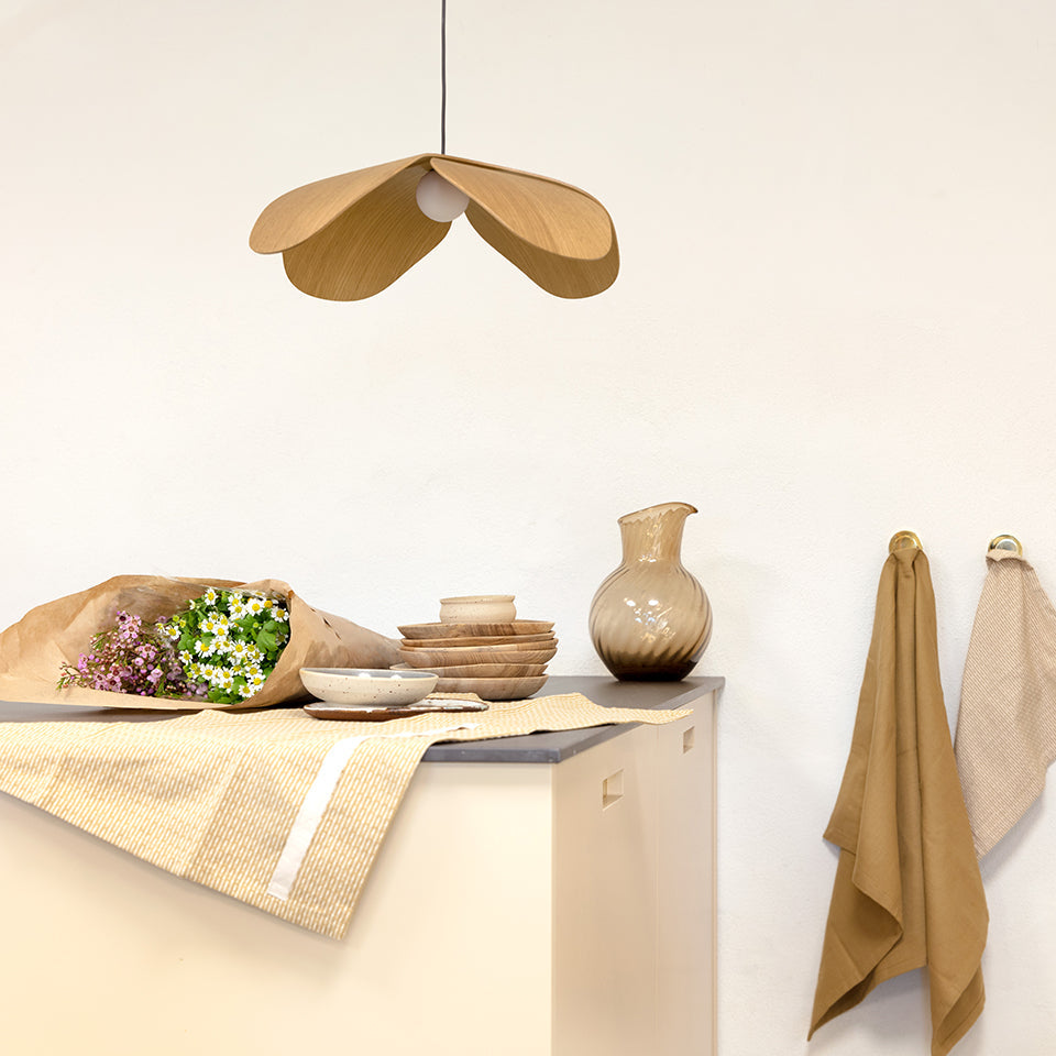 Eleganter Forget Me Not Lampenschirm von Umage in Eichenholz-Optik, ideal für stilvolle Beleuchtung und gemütliche Atmosphäre.