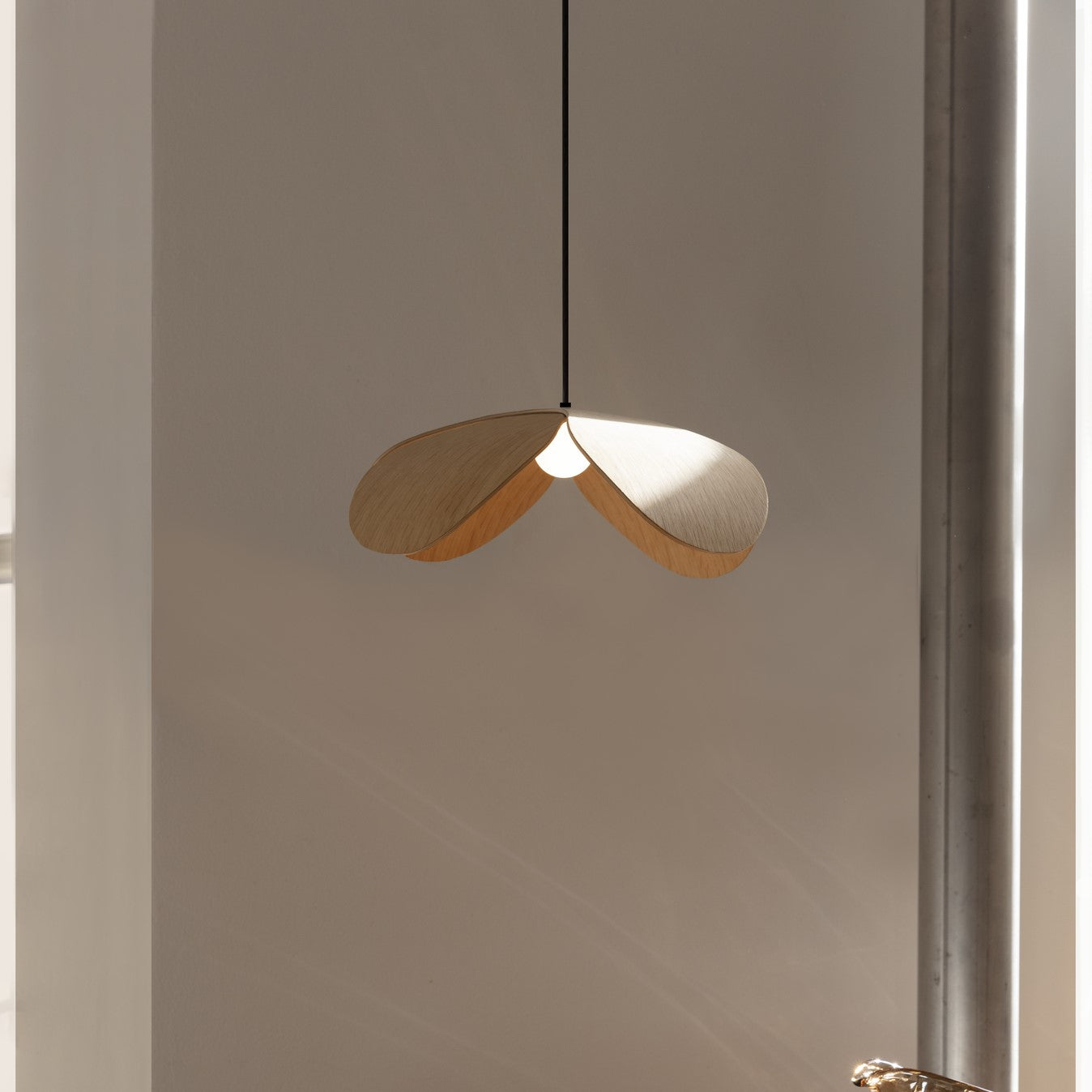 Eleganter Forget Me Not Lampenschirm von Umage, der mit seinem floralen Design eine warme und harmonische Atmosphäre in jeden Raum bringt.