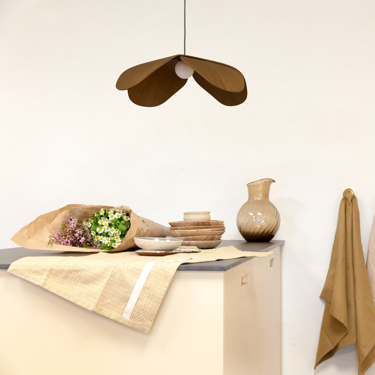 Lampenschirm Forget Me Not von Umage aus Eichenfurnier mit organischer Blütenform