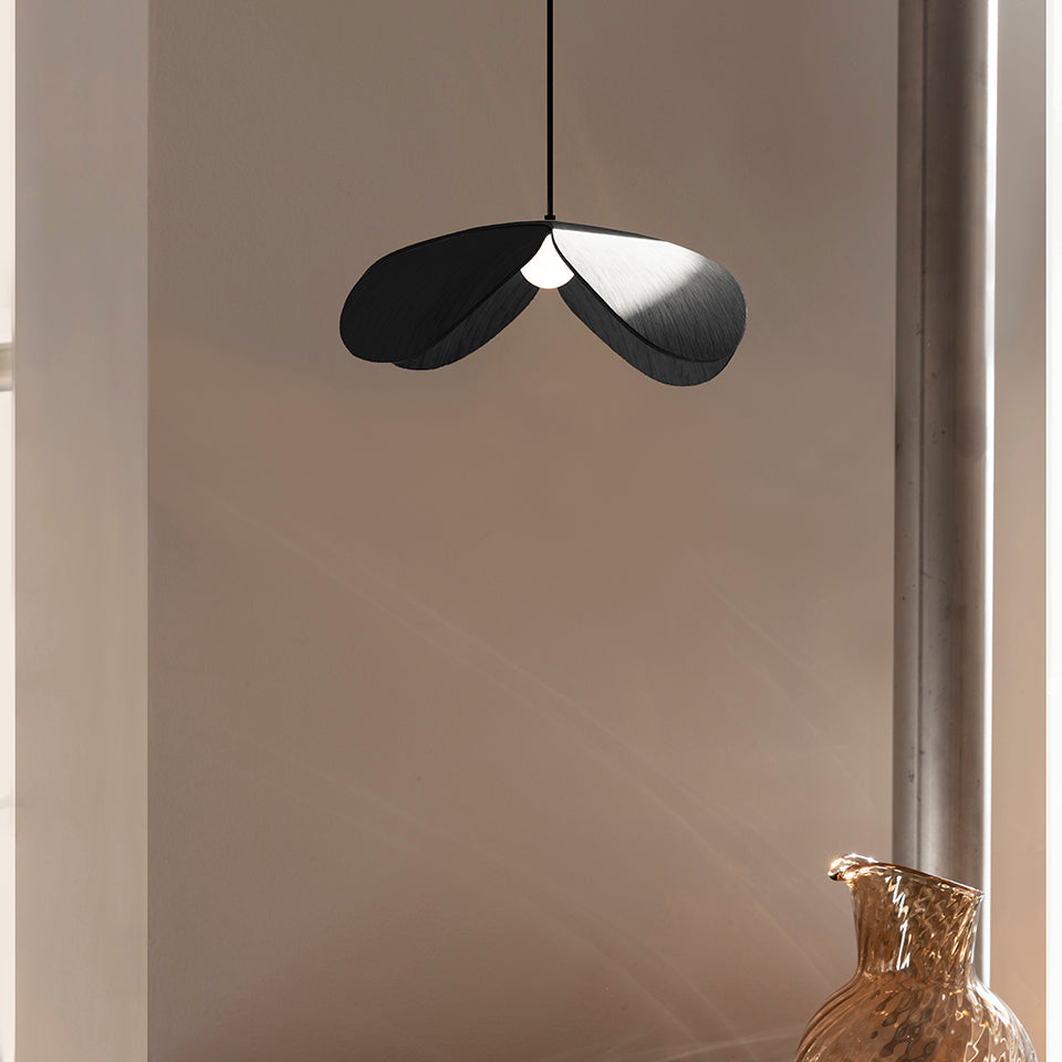 Eleganter Forget Me Not Lampenschirm von Umage in stilvollem Schwarz, ideal für eine moderne Raumgestaltung.