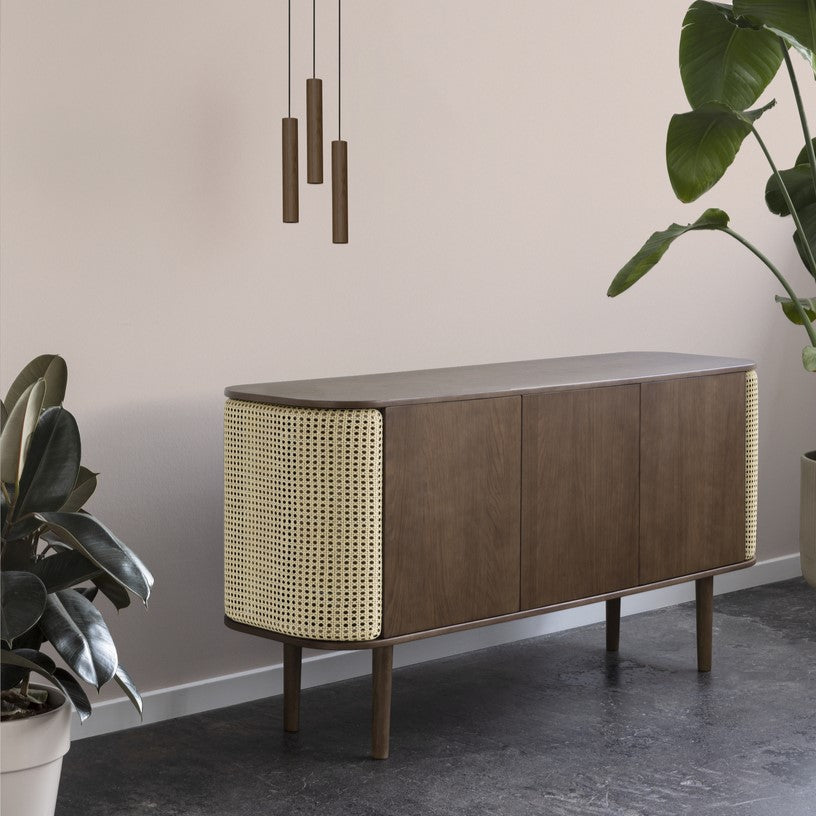 Elegante Pendelleuchte Chimes in der 3er Gruppe aus dunklem Eichenholz, stilvoll inszeniert für modernes Wohndesign.