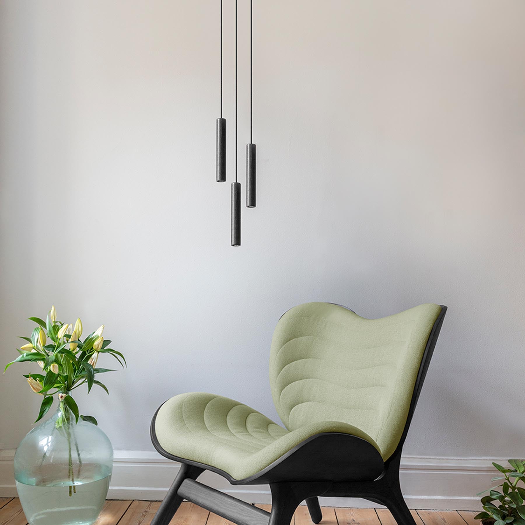 Elegante Pendelleuchte Chimes in der 3er Gruppe, gefertigt aus hochwertigem Black Oak, ideal für stilvolle Innenräume.