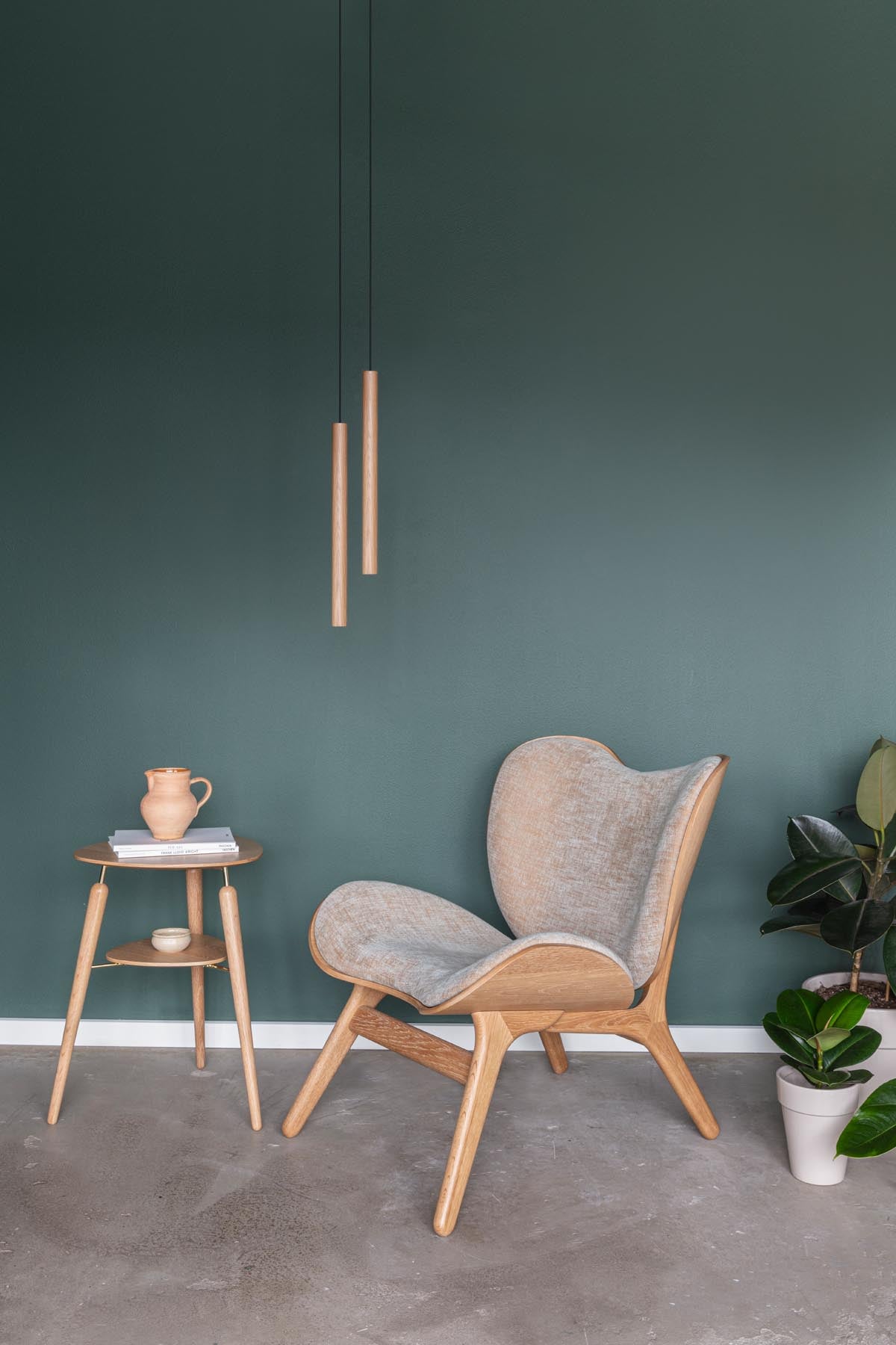 Schlichte und moderne Chimes Pendellampe Lang aus hochwertigem Eichenholz, perfekt für eine stilvolle Akzentbeleuchtung in jedem Raum.